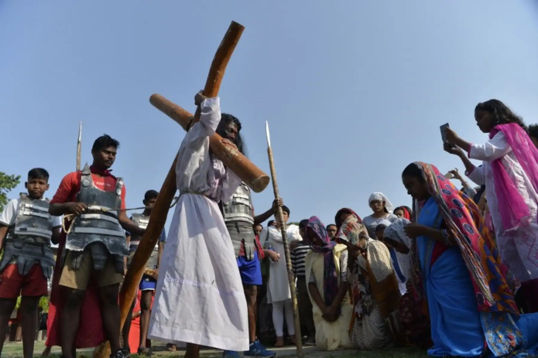 Las obras de la pasión son una presentación dramática que representa el sufrimiento y la muerte de Jesús Cristo y son una parte integral de las celebraciones del Viernes Santo para los católicos indus.Foto:AFP