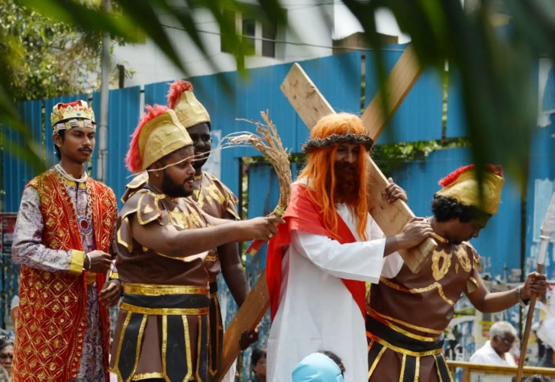 Un católico indio sostiene una cruz cuando participa en una procesión para representar nuevamente la crucifixión de Jesucristo el Viernes Santo en Chennai.Foto:AFP
