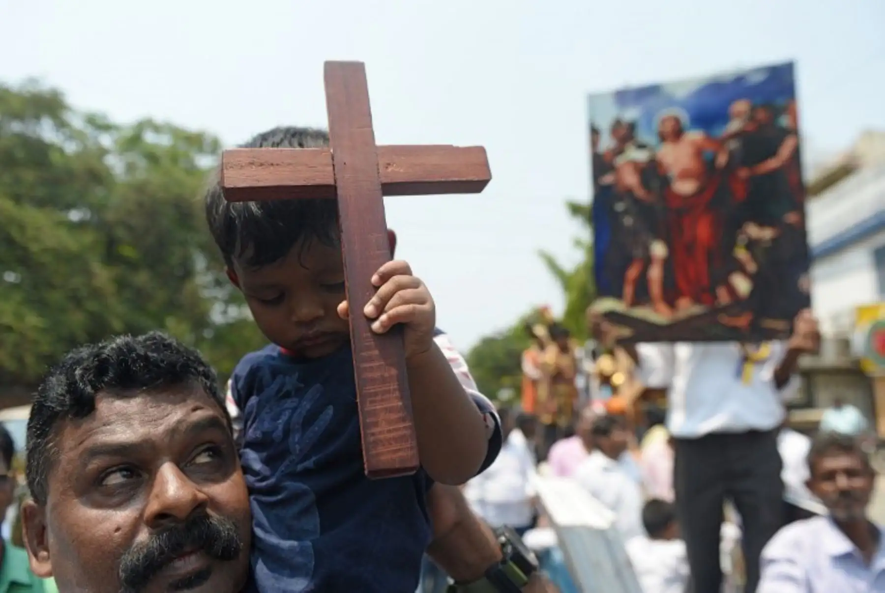Un niño indio católico sostiene una cruz durante una procesión el Viernes Santo en Chennai.Foto:AFP