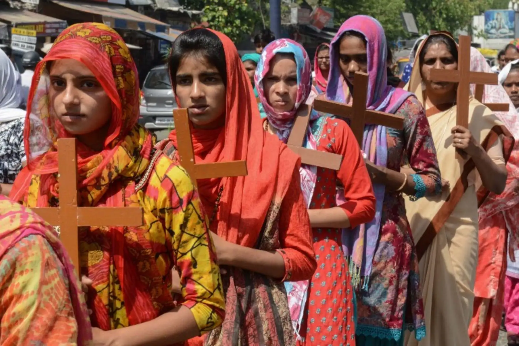 Los cristianos indios llevan cruces de madera durante una procesión del Viernes Santo en Amritsar.Foto:AFP