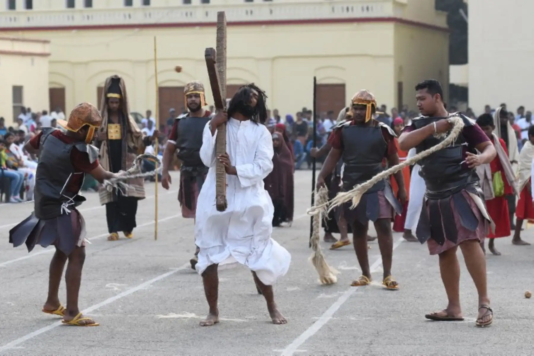 Las obras de pasión son una presentación dramática que representa el sufrimiento y la muerte de Jesucristo y son una parte integral de las celebraciones del Viernes Santo para los católicos, en la India.Foto:AFP