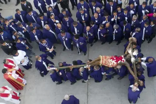 Con mucha fe católica de los devotos y feligreses se realizó hoy la tradicional bajada de la venerada imagen del Señor de Luren, patrón religioso de la provincia de Ica. ANDINA/Difusión