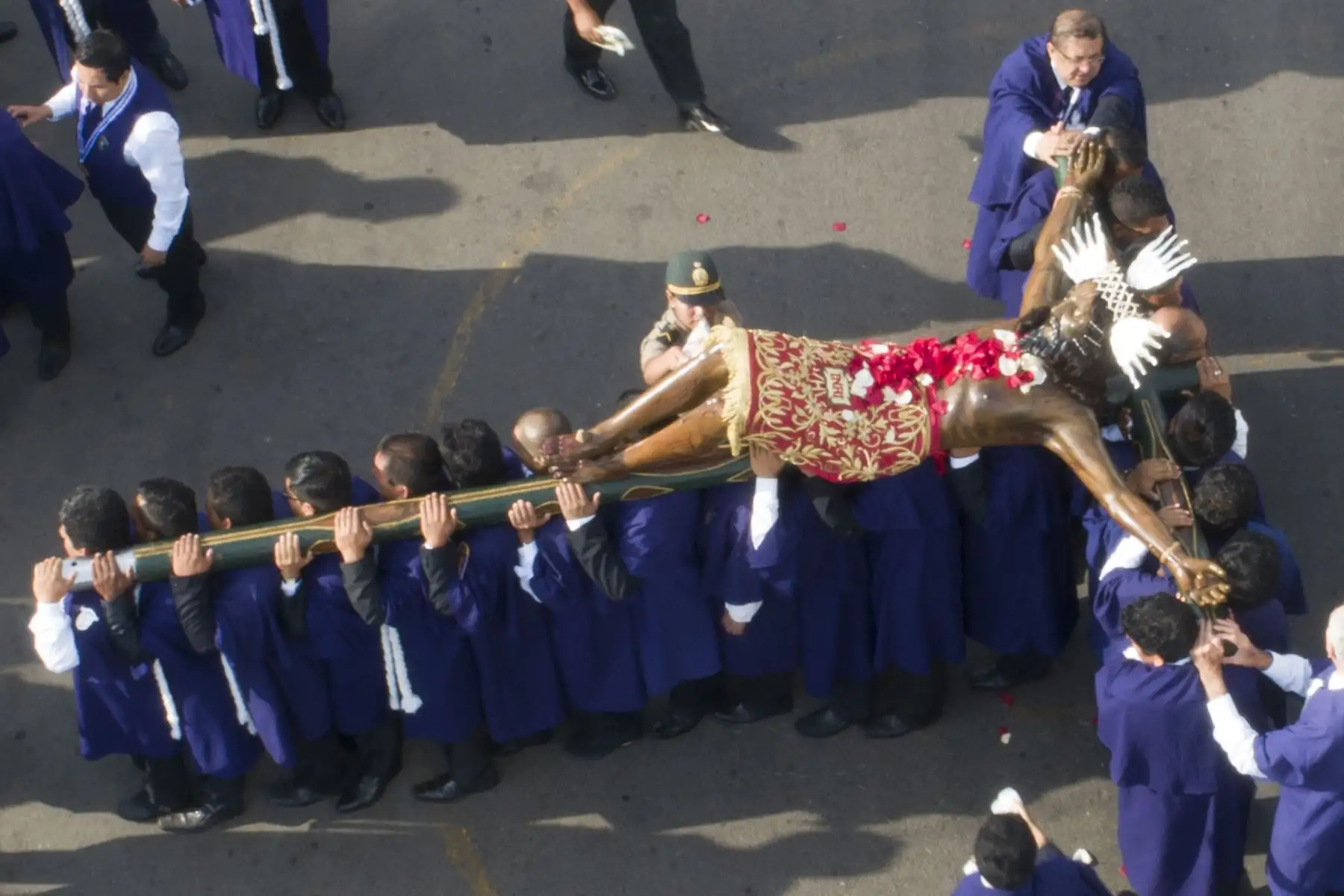 Cientos de fieles acompañaron tradicional bajada del Señor de Luren, por Semana Santa en la ciudad de Ica. Foto: ANDINA/ Cortesía Genry Bautista