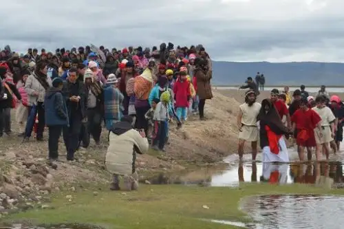 La escenificación de la “pesca milagrosa”, cuando Jesús logra que sus apóstoles logren pescar abundante pescado cuando ellos se habían resignado a tener una jornada estéril, se desarrolló en el distrito de Carhuamayo, en la provincia de Junín, como parte de las celebraciones por Semana Santa.
