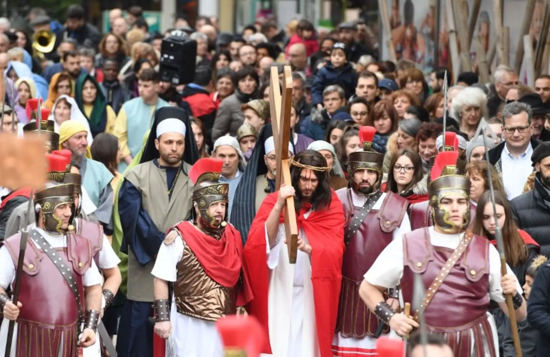 Los actores participan en una recreación de la Pasión de Jesús para conmemorar el Viernes Santo en una calle de Wuppertal, en el oeste de Alemania.Foto: AFP