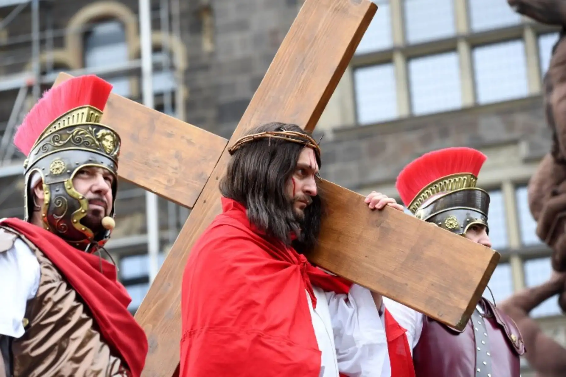 Los actores participan en una recreación de la pasión de Jesús para conmemorar el Viernes Santo en una calle de Wuppertal, en el oeste de Alemania. Foto: AFP.