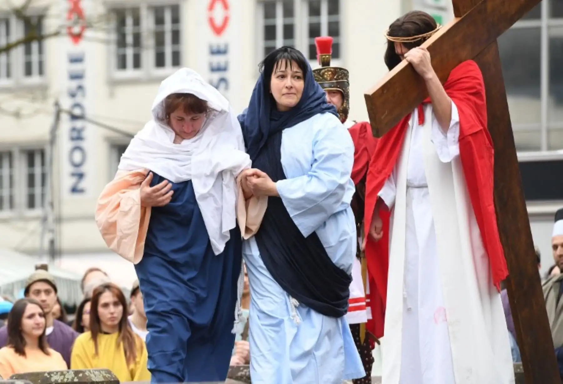 Los cristianos de todo el mundo conmemoran la Semana Santa escenificando la crucifixión de Jesucristo. Foto: AFP.