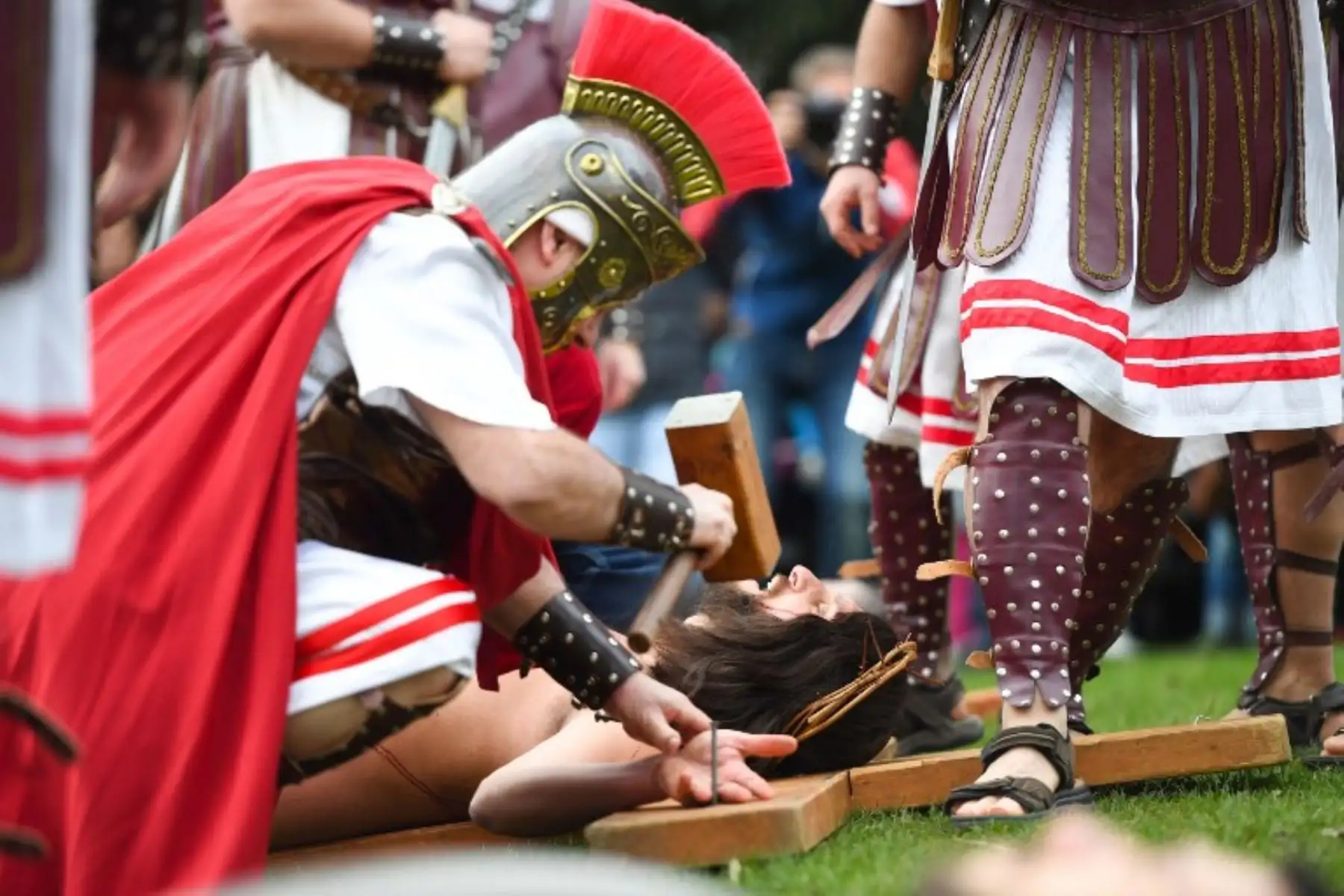 Cristianos recrean la pasión de Jesús para celebrar el Viernes Santo en Wuppertal, Alemania. Foto:AFP.
