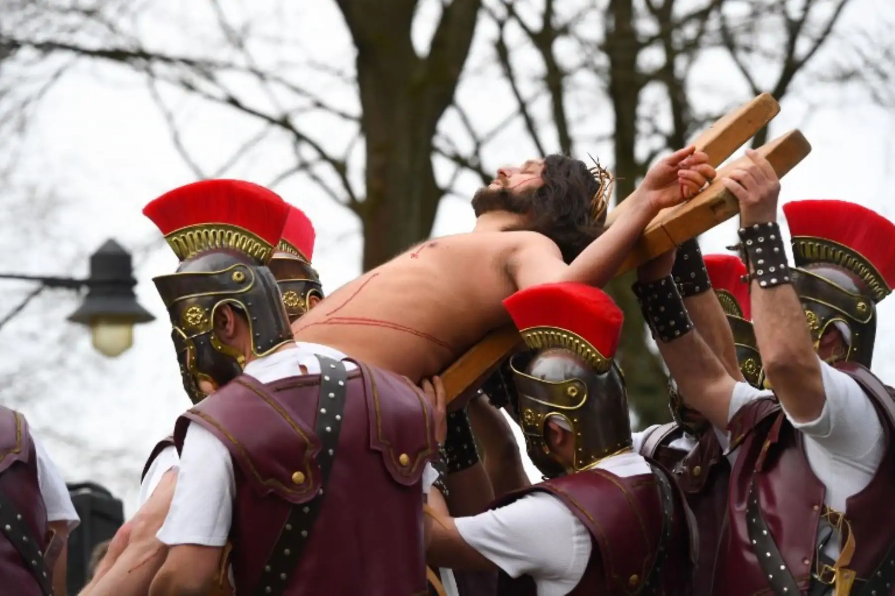 Cristianos recrean la pasión de Jesús para celebrar el Viernes Santo en Wuppertal, Alemania. Foto: AFP.