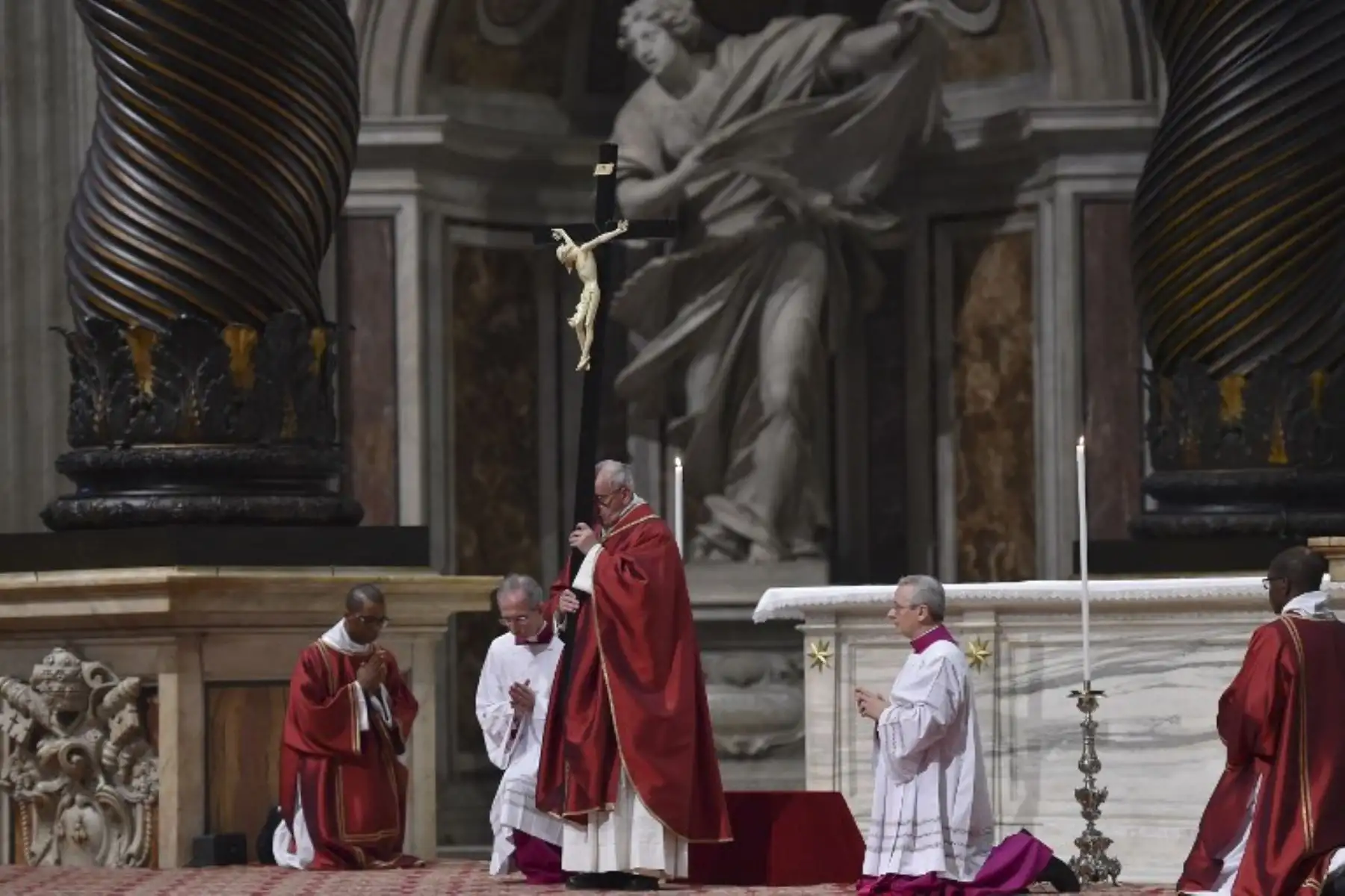 El Papa Francisco lleva un crucifijo durante la Celebración de la Pasión del Señor el Viernes Santo, en la basílica de San Pedro. Foto: AFP.