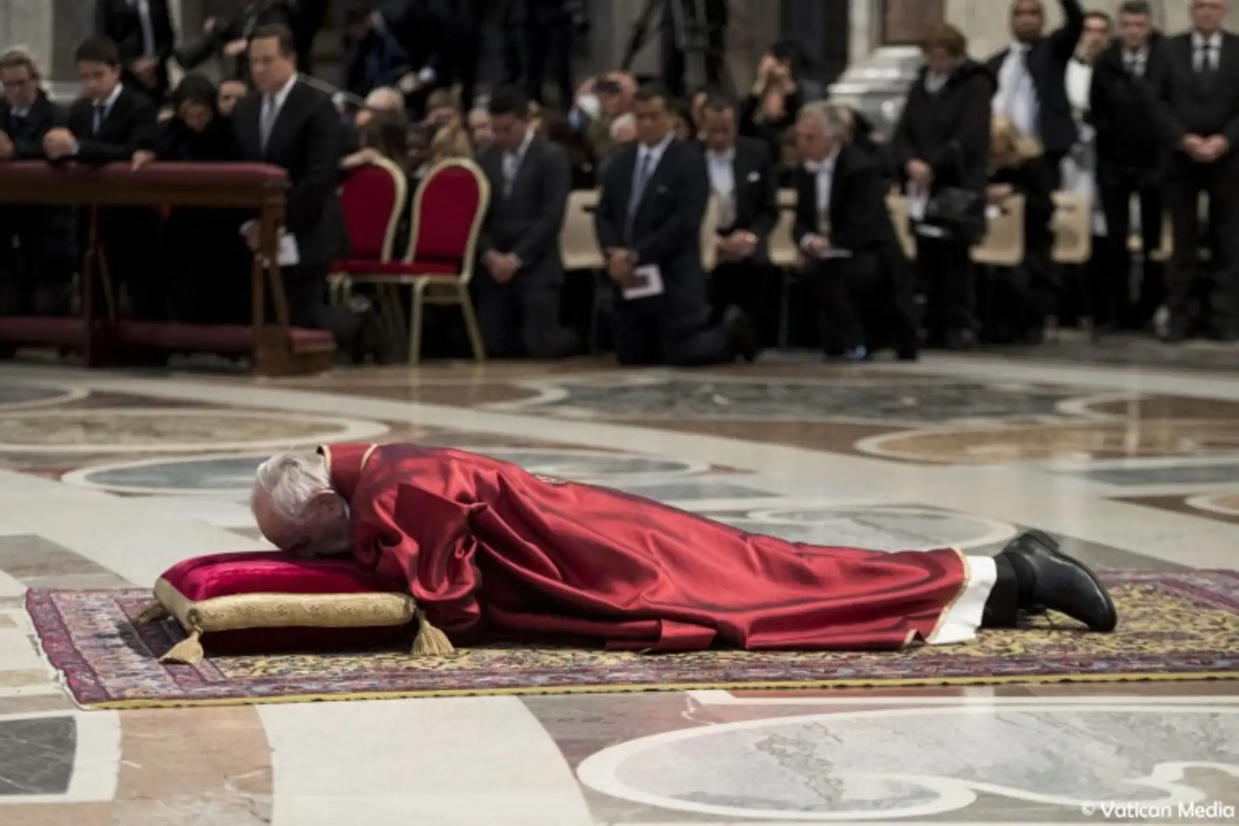 El Papa Francisco yace en el suelo para orar durante la celebración de la Pasión del Señor el Viernes Santo, en la basílica de San Pedro. Foto: AFP.