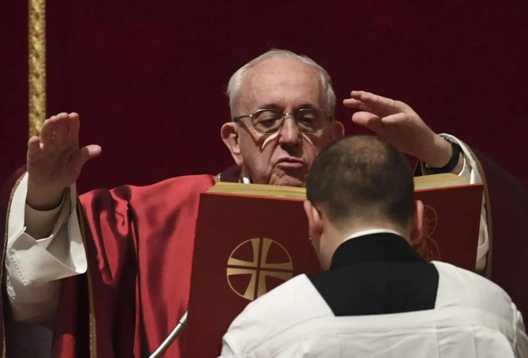 El Papa Francisco preside la Celebración de la Pasión del Señor el Viernes Santo, en la basílica de San Pedro. Foto: AFP.