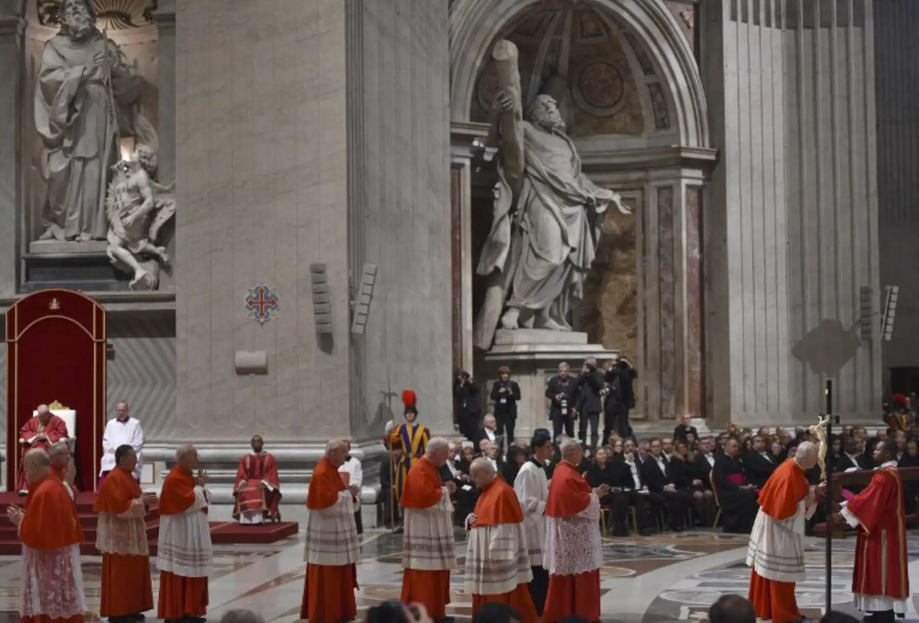 Los cardenales hacen cola para besar un crucifijo durante la celebración de la Pasión del Señor el Viernes Santo, en la basílica de San Pedro. Foto: AFP.