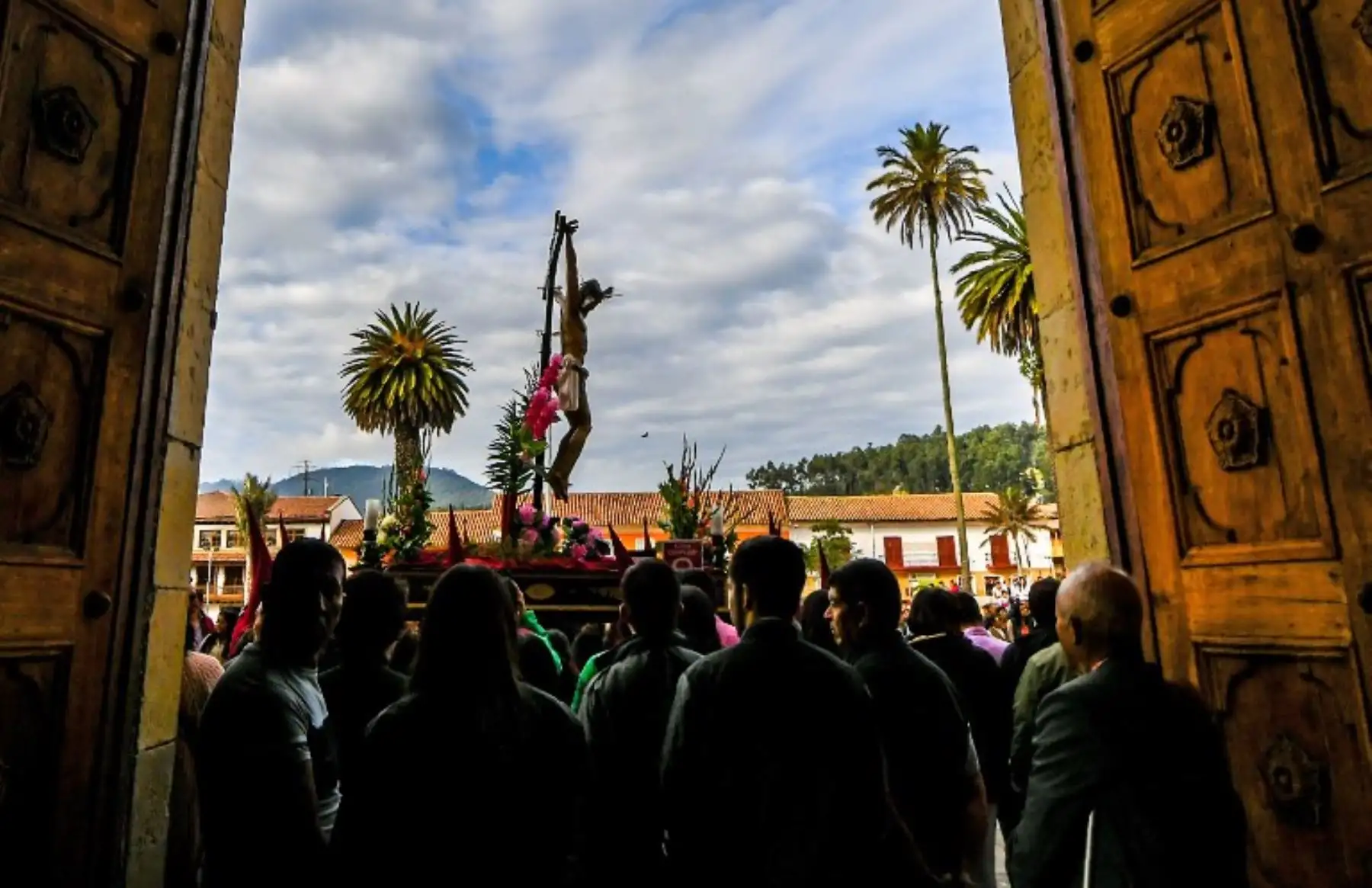 La hermandad de los Nazarenos participa en el Vía Crucis durante la procesión de la Pasión del Señor por Semana Santa en Zipaquirá, Colombia.Foto:AFP
