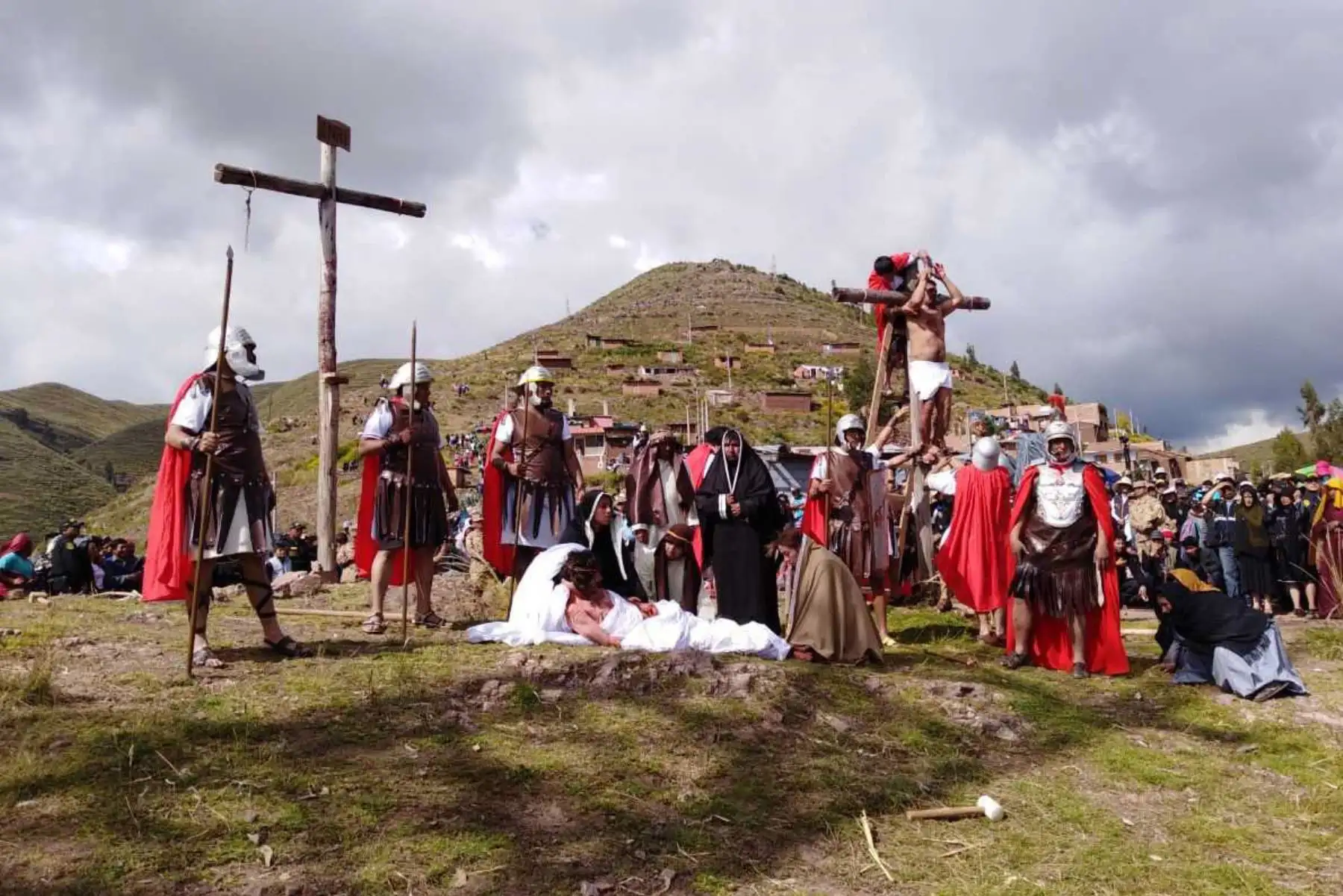 Escenas conmovedoras se apreciaron durante la escenificación del vía crucis de Jesús, que se desarrolló con ocasión de la Semana Santa, en el distrito de Santiago de la ciudad del Cusco. Foto: ANDINA/Cortesía Percy Hurtado.