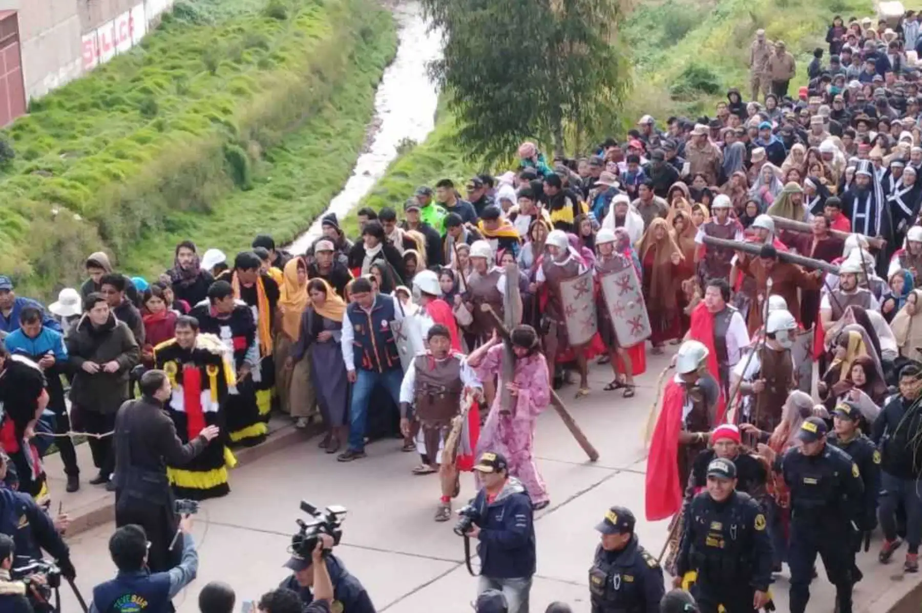 Escenas conmovedoras se apreciaron durante la escenificación del vía crucis de Jesús, que se desarrolló con ocasión de la Semana Santa, en el distrito de Santiago de la ciudad del Cusco. Foto: ANDINA/Cortesía Percy Hurtado.