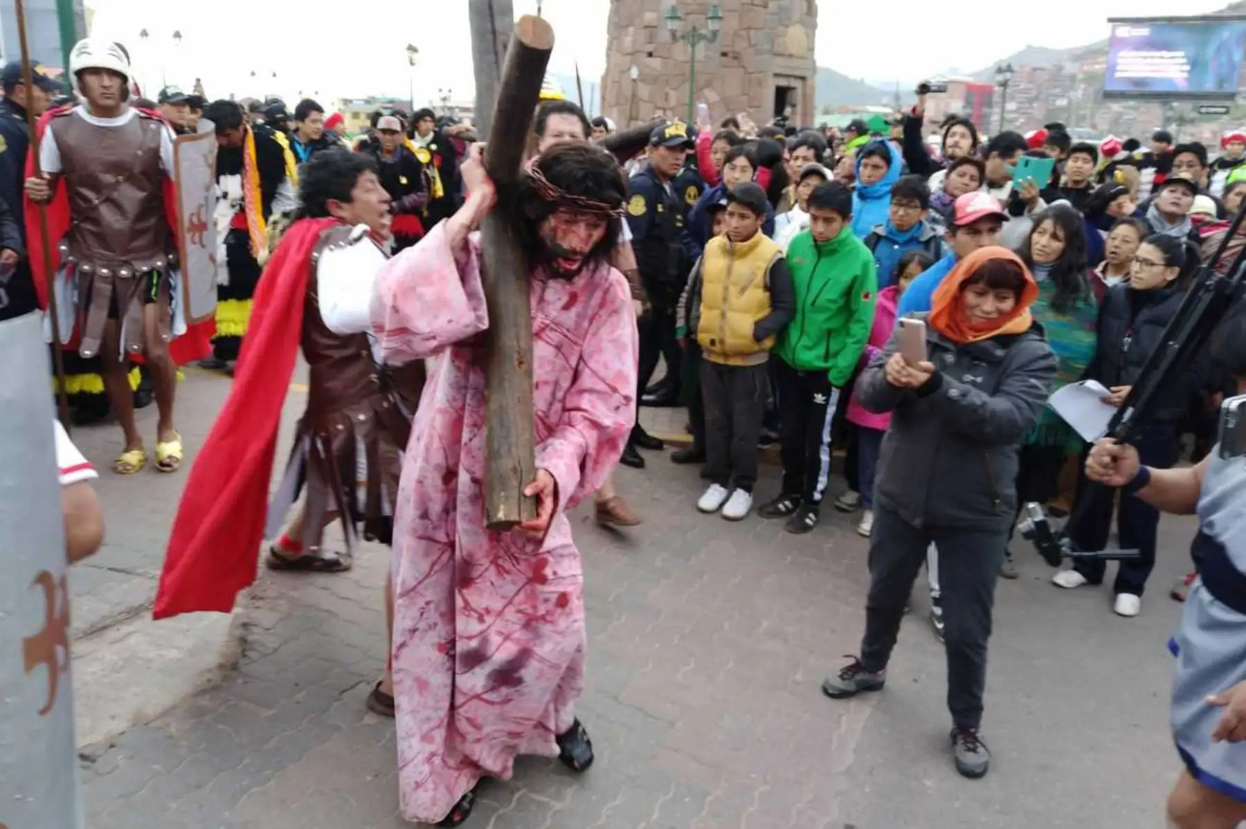 Escenas conmovedoras se apreciaron durante la escenificación del vía crucis de Jesús, que se desarrolló con ocasión de la Semana Santa, en el distrito de Santiago de la ciudad del Cusco. Foto: ANDINA/Cortesía Percy Hurtado.