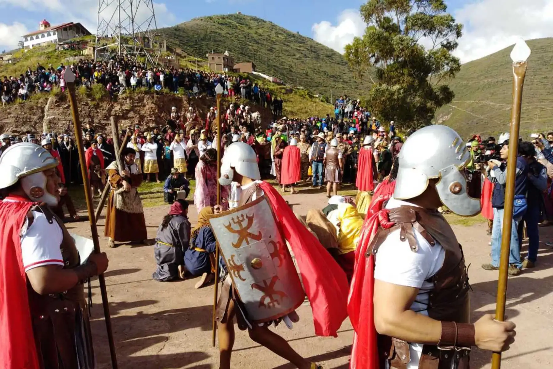 Escenas conmovedoras se apreciaron durante la escenificación del vía crucis de Jesús, que se desarrolló con ocasión de la Semana Santa, en el distrito de Santiago de la ciudad del Cusco. Foto: ANDINA/Cortesía Percy Hurtado.
