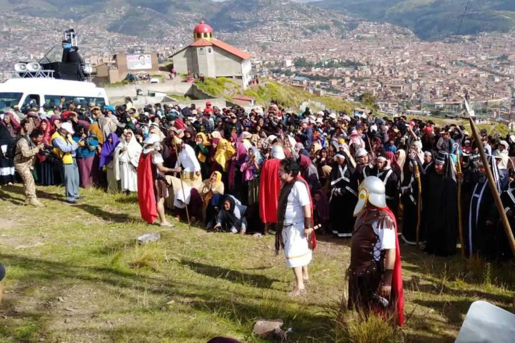 Escenas conmovedoras se apreciaron durante la escenificación del vía crucis de Jesús, que se desarrolló con ocasión de la Semana Santa, en el distrito de Santiago de la ciudad del Cusco. Foto: ANDINA/Cortesía Percy Hurtado.