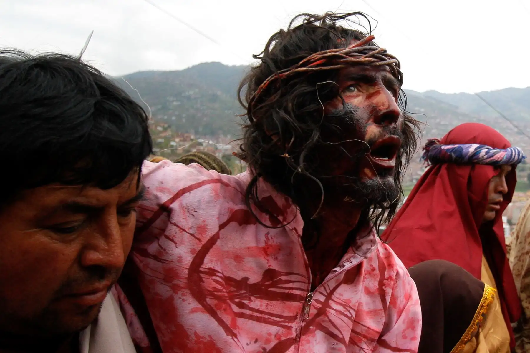 Escenas conmovedoras se apreciaron durante la escenificación del vía crucis de Jesús, que se desarrolló con ocasión de la Semana Santa, en el distrito de Santiago de la ciudad del Cusco. Foto: ANDINA/Cortesía Percy Hurtado.