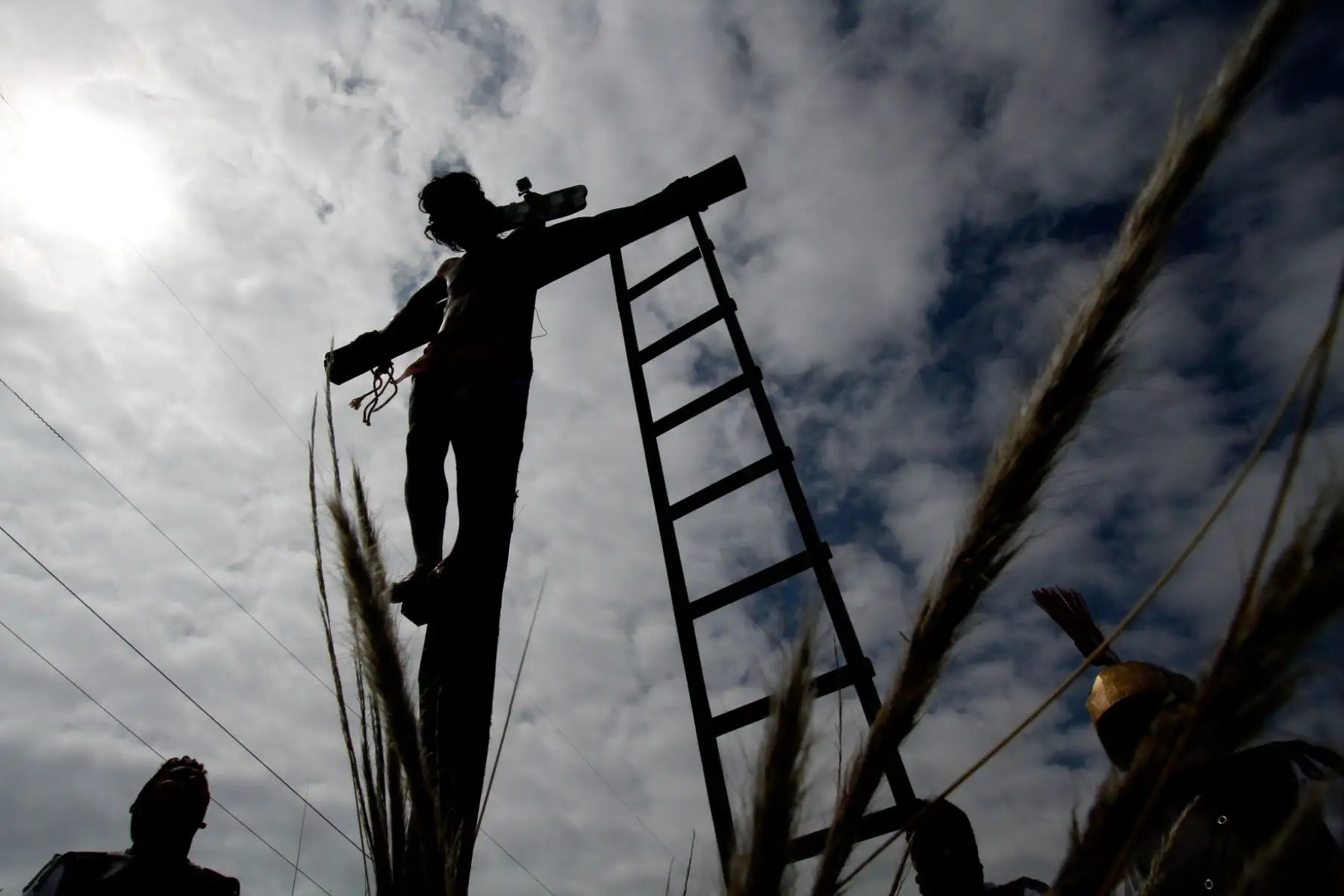Escenas conmovedoras se apreciaron durante la escenificación del vía crucis de Jesús, que se desarrolló con ocasión de la Semana Santa, en el distrito de Santiago de la ciudad del Cusco. Foto: ANDINA/Cortesía Percy Hurtado.