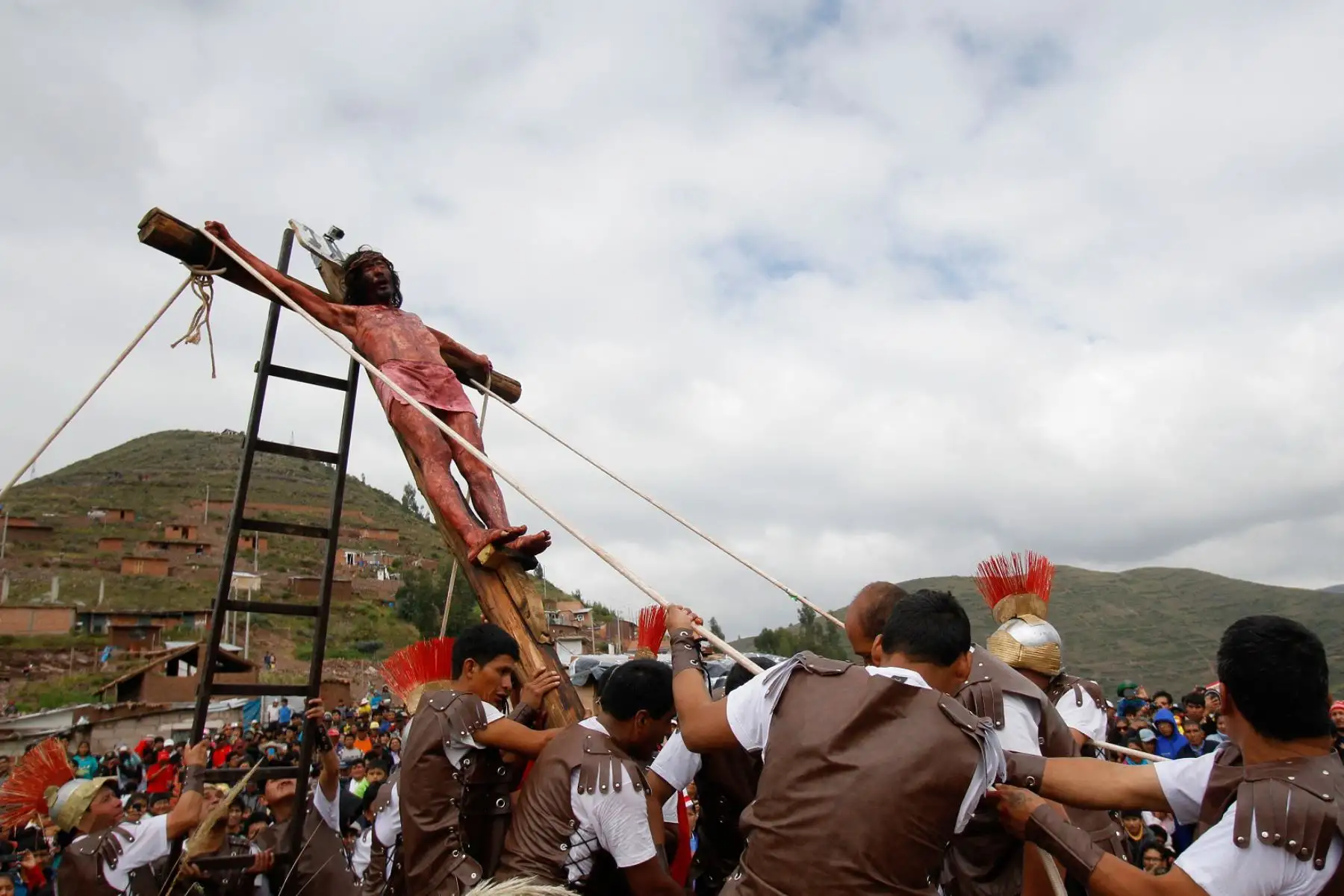 Escenas conmovedoras se apreciaron durante la escenificación del vía crucis de Jesús, que se desarrolló con ocasión de la Semana Santa, en el distrito de Santiago de la ciudad del Cusco. Foto: ANDINA/Cortesía Percy Hurtado.