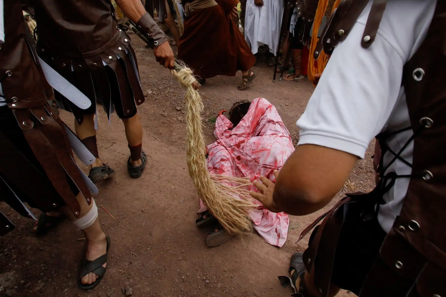 Escenas conmovedoras se apreciaron durante la escenificación del vía crucis de Jesús, que se desarrolló con ocasión de la Semana Santa, en el distrito de Santiago de la ciudad del Cusco. Foto: ANDINA/Cortesía Percy Hurtado.
