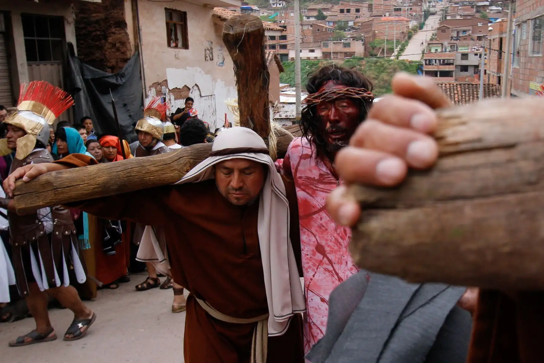 Escenas conmovedoras se apreciaron durante la escenificación del vía crucis de Jesús, que se desarrolló con ocasión de la Semana Santa, en el distrito de Santiago de la ciudad del Cusco. Foto: ANDINA/Cortesía Percy Hurtado.