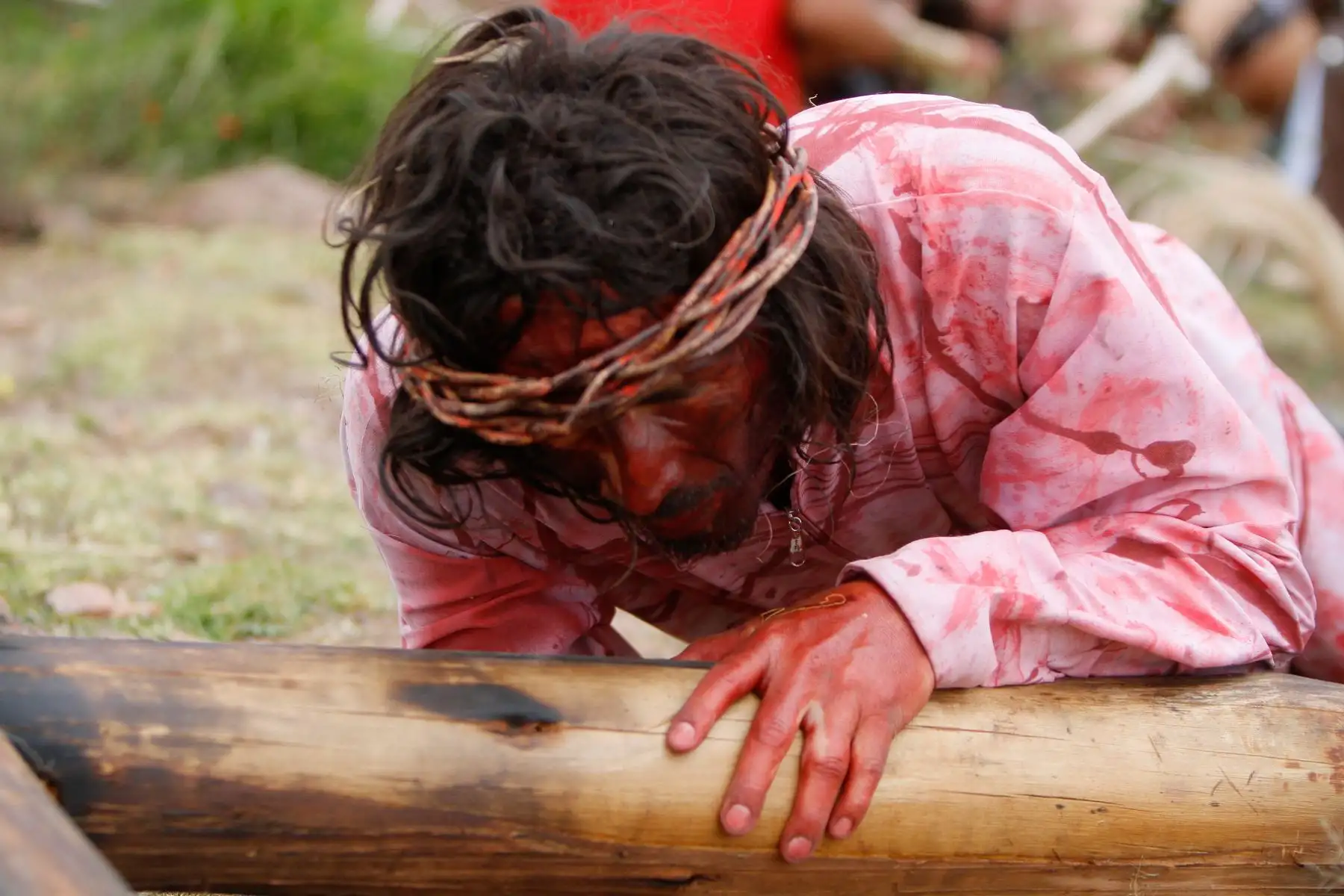 Escenas conmovedoras se apreciaron durante la escenificación del vía crucis de Jesús, que se desarrolló con ocasión de la Semana Santa, en el distrito de Santiago de la ciudad del Cusco. Foto: ANDINA/Cortesía Percy Hurtado.