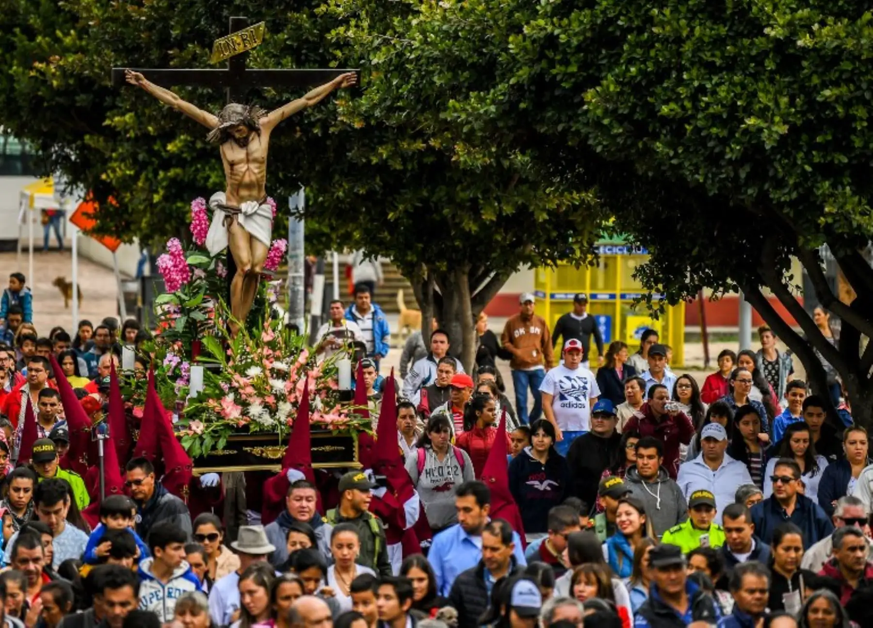 Miembros de la hermandad nazarena y otros creyentes participan del vía crucis como parte de las celebraciones de Semana Santa, en Zipaquirá, Colombia. Foto: AFP.