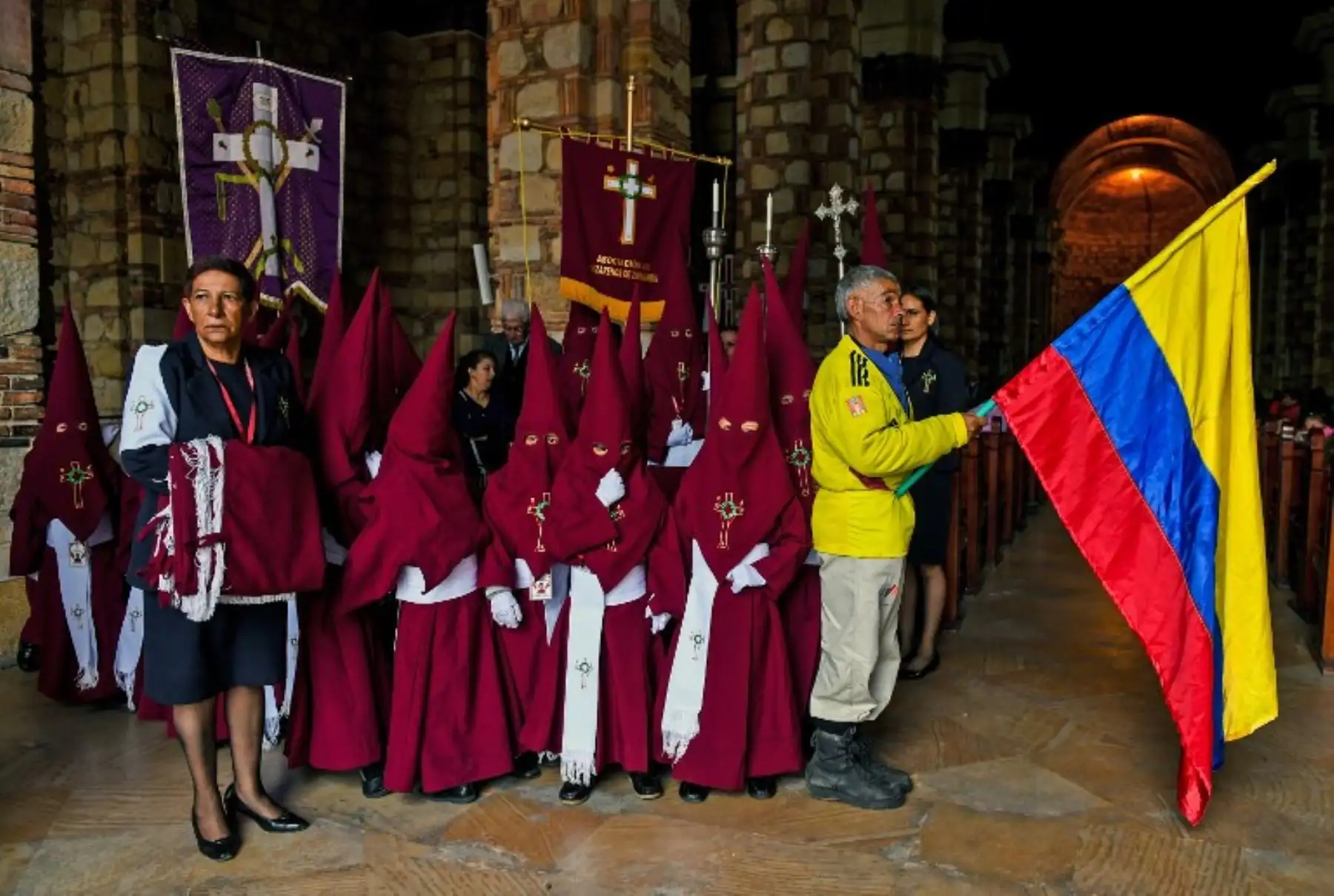 Los miembros de la hermandad nazarena participan del vía crucis durante la procesión de la pasión del Señor el Viernes Santo, como parte de las celebraciones de Semana Santa en Zipaquirá, Colombia. Foto: AFP.