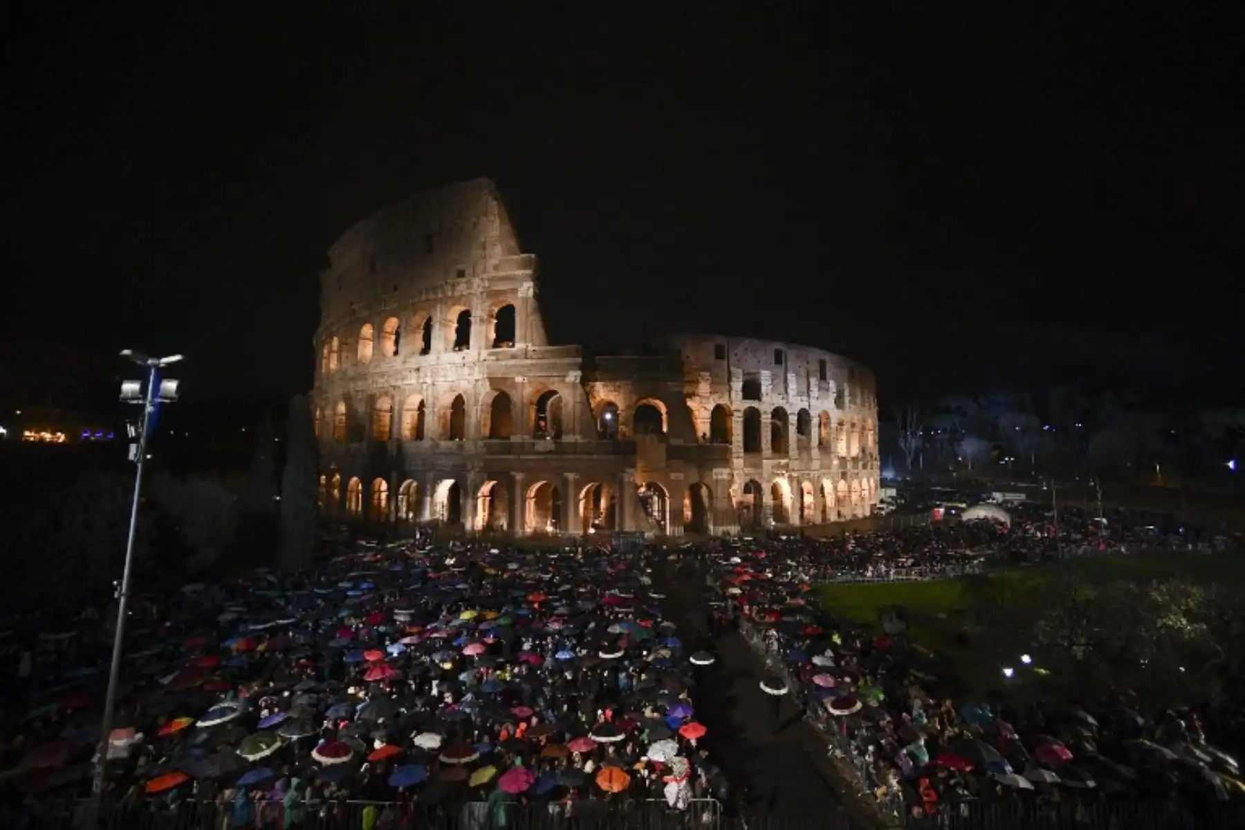 Fieles se reúnen en el antiguo Coliseo para la procesión de antorchas Vía Crucis, del Viernes Santo en Roma.Foto:AFP