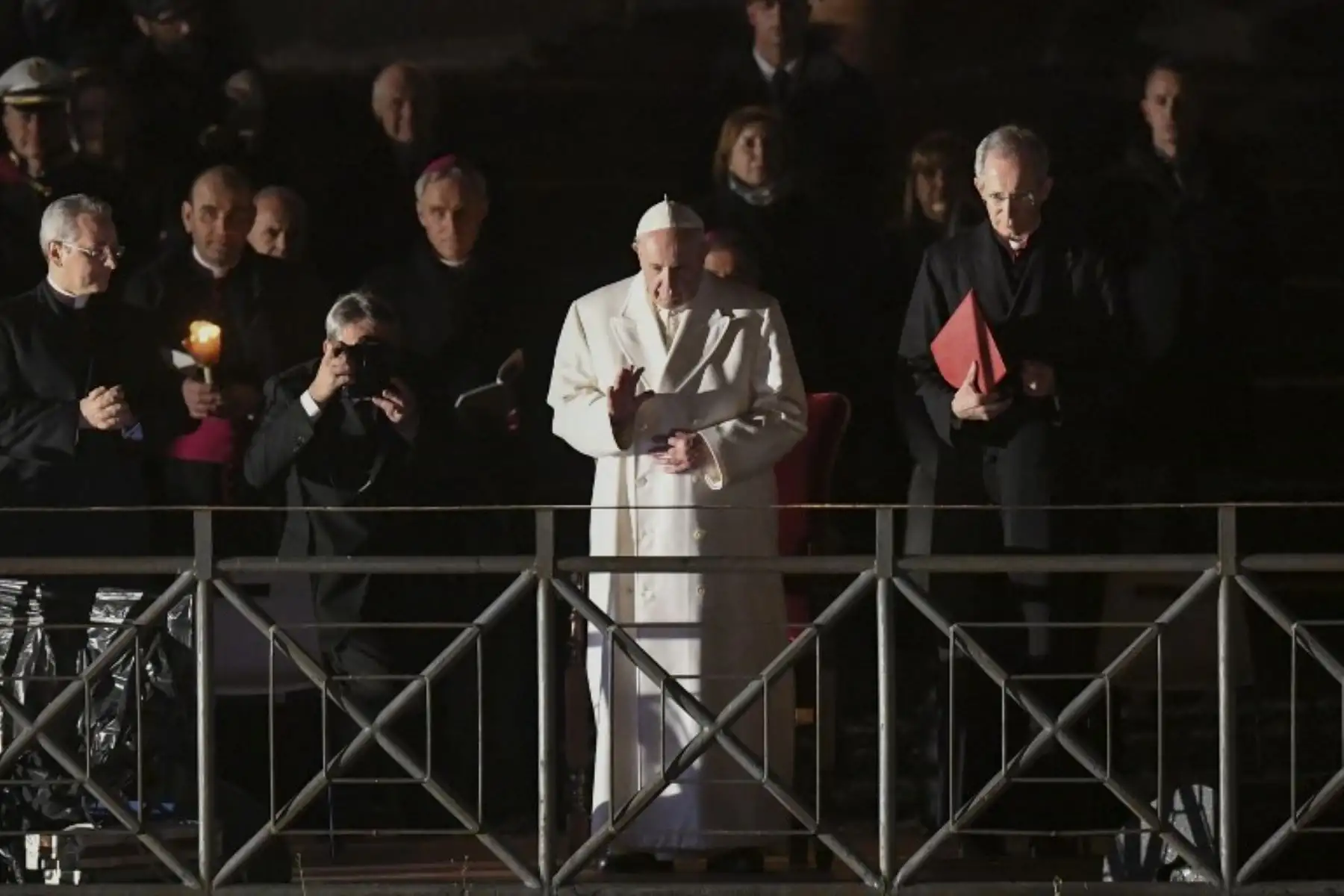 El Papa Francisco preside la procesión de antorchas del vía crucis, en el antiguo Coliseo de Roma. Foto: AFP.