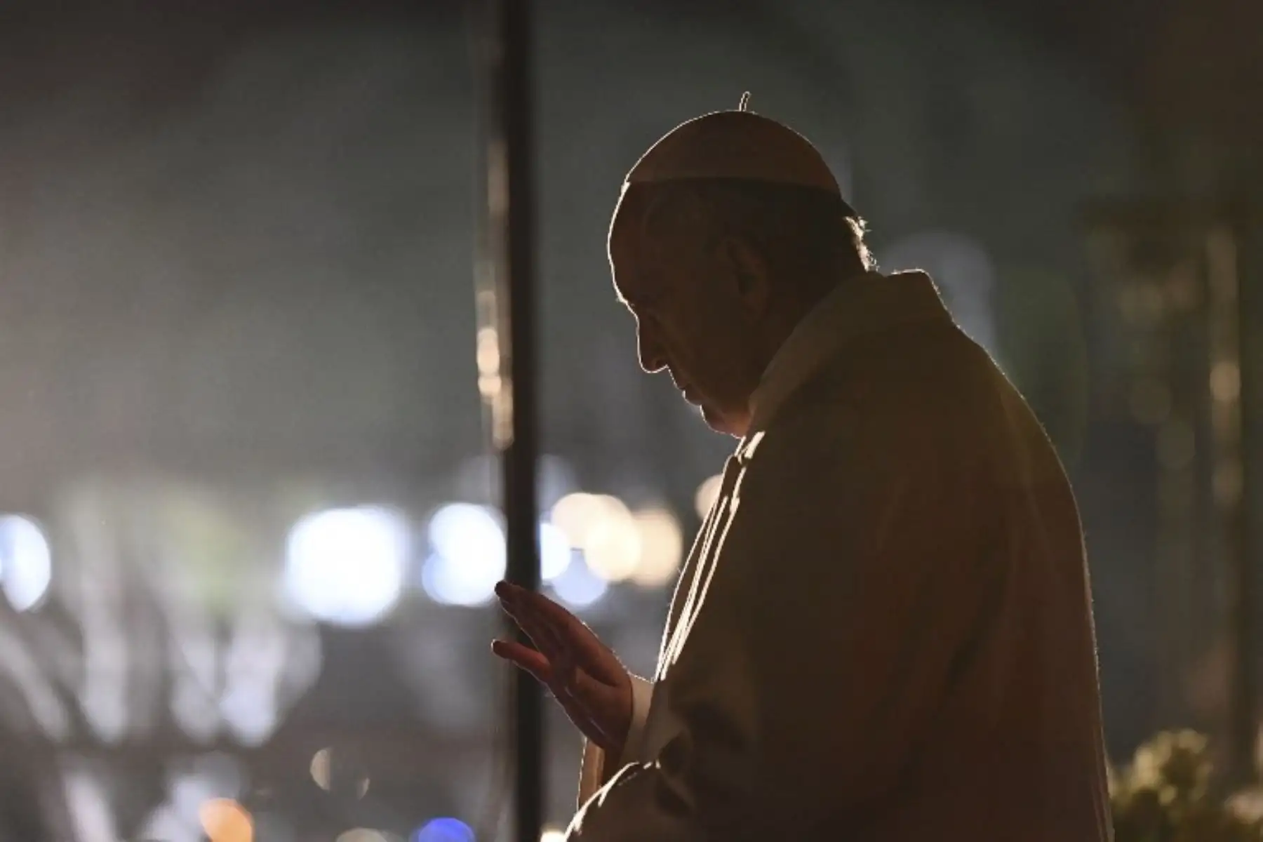 El Papa Francisco preside la procesión de antorchas del vía crucis, en el antiguo Coliseo de Roma. Foto: AFP.