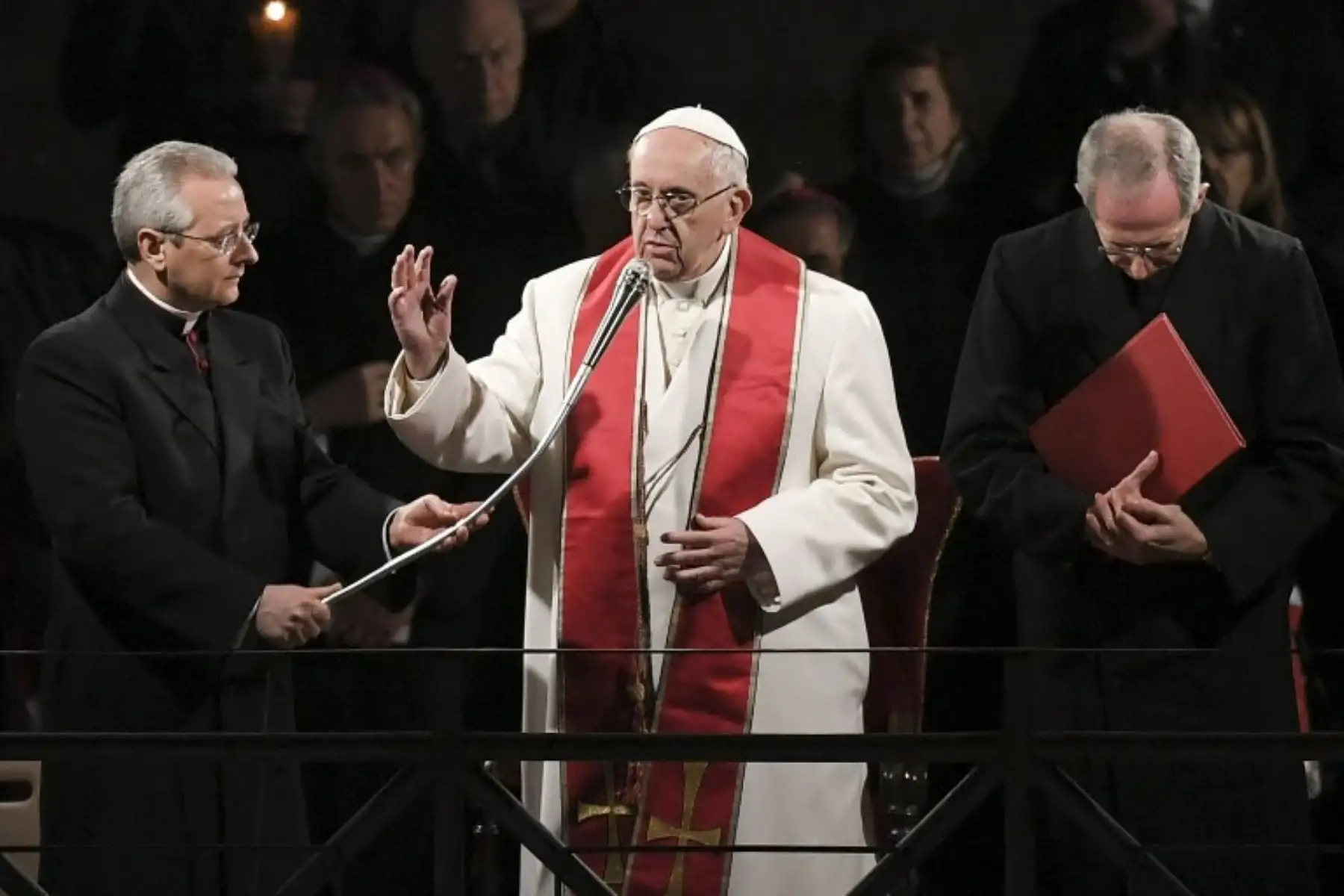 El Papa Francisco preside la procesión de antorchas del vía crucis, en el antiguo Coliseo de Roma. Foto: AFP.