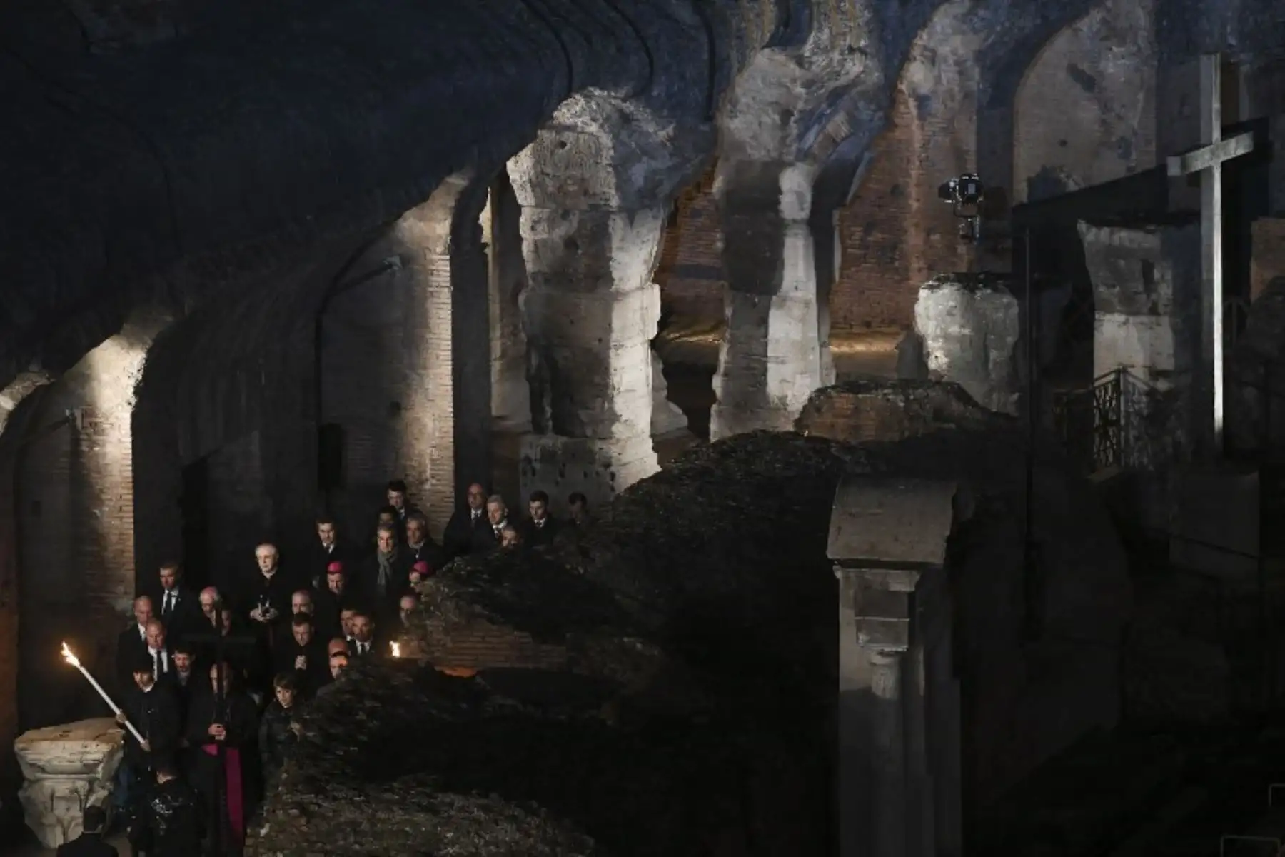 Fieles toman parte en la procesión de antorchas del vía crucis, en el Coliseo por Viernes Santo, en Roma. Foto: AFP.