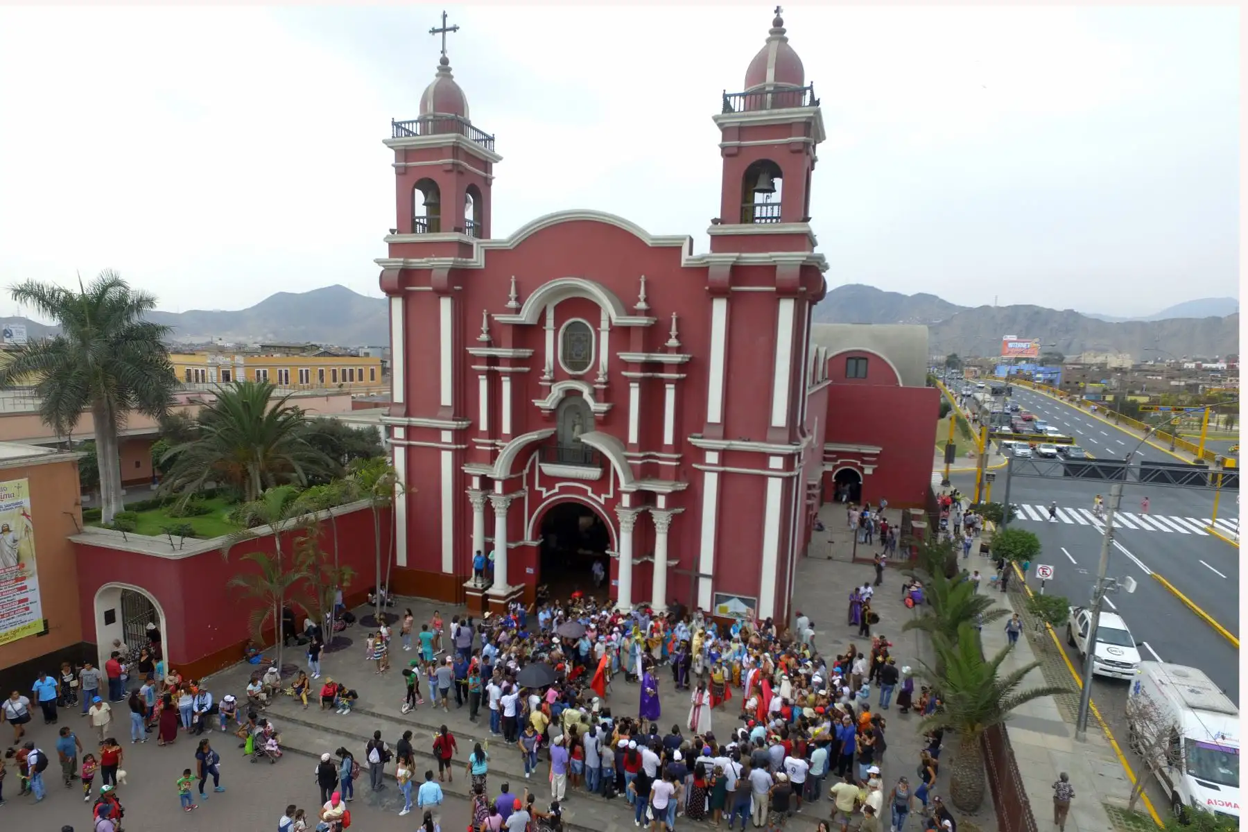 Mario Valencia, también conocido como el Cristo Cholo, representó la pasión y muerte de Jesús por la calles de Lima. Foto: ANDINA/Jhony Laurente.