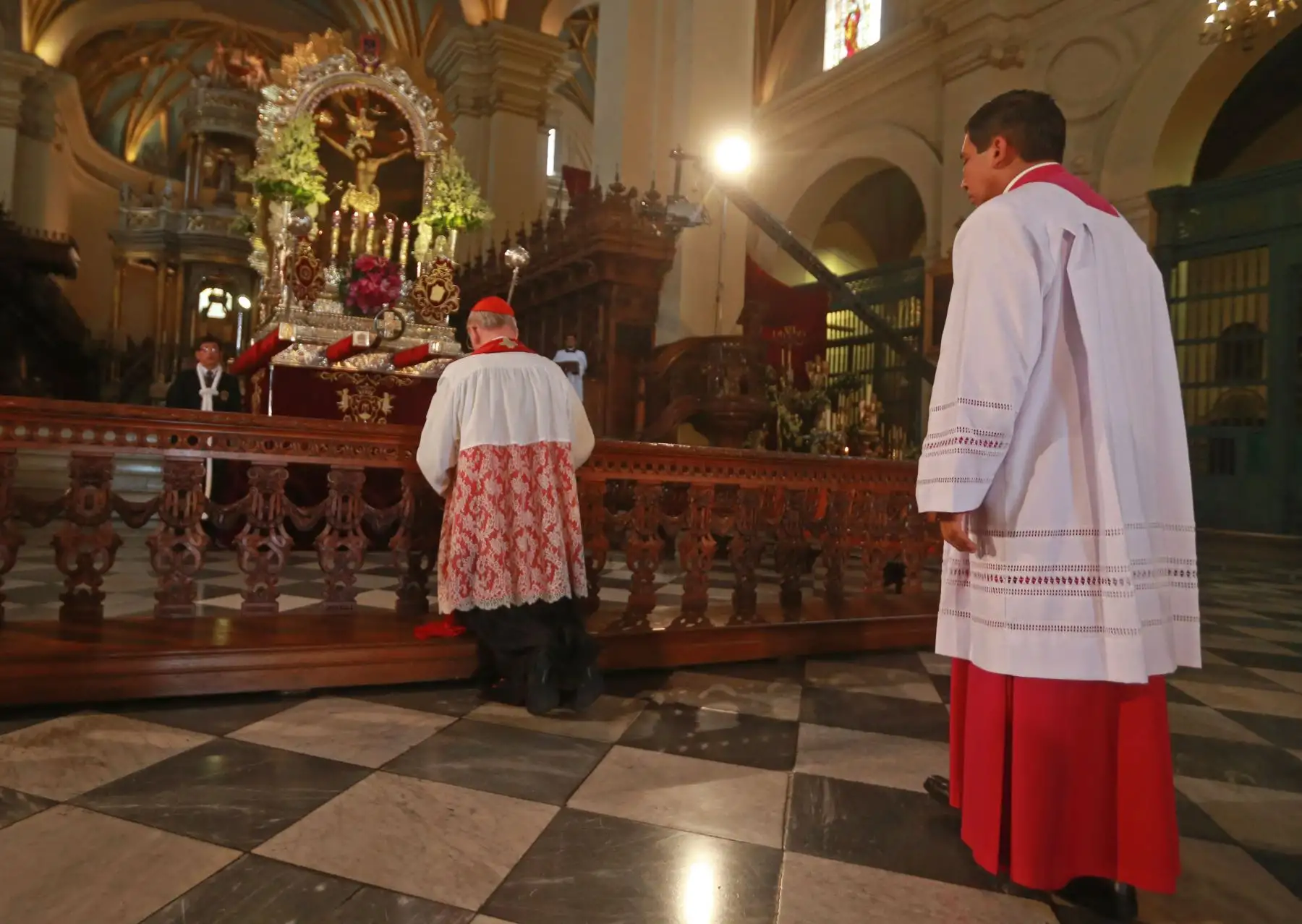 Cardenal Juan Luis Cipriani ofrece a fieles el Sermón de las Siete Palabras de Jesús. Foto: ANDINA/Vidal Tarqui.