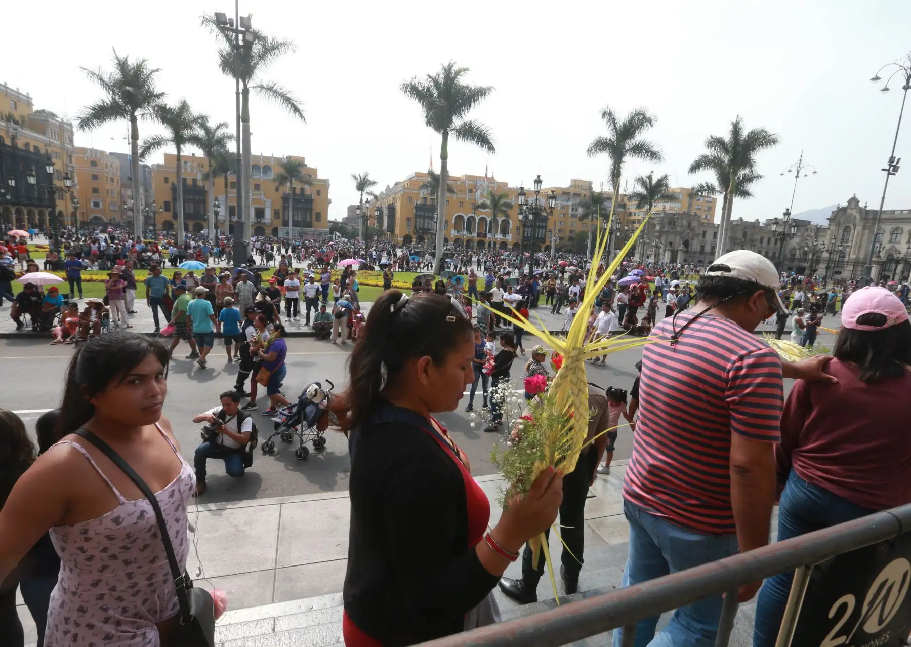 Fieles ingresan a la catedral de Lima para escuchar el Sermón de las Siete Palabras de Jesús. Foto: ANDINA/Vidal Tarqui.