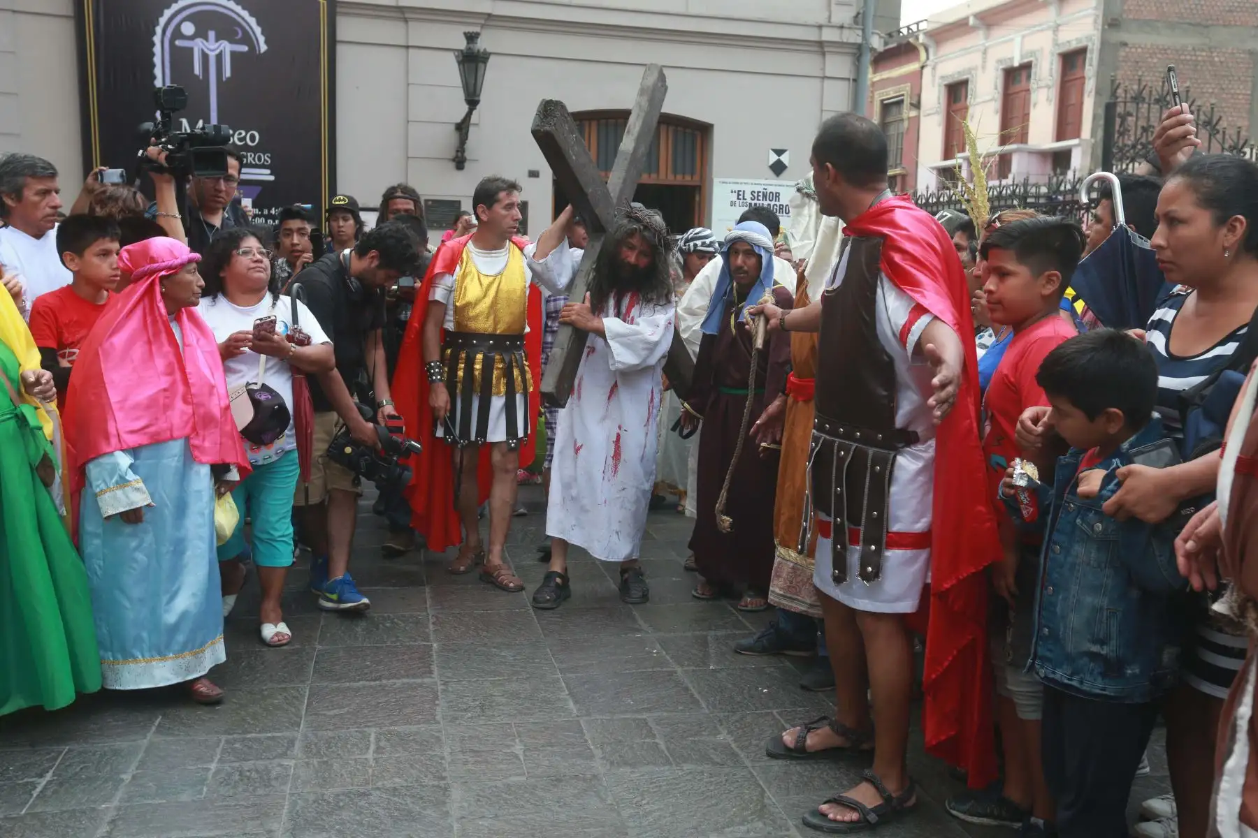 Mario Valencia, también conocido como el Cristo Cholo, representó la pasión y muerte de Jesús por la calles de Lima. Foto: ANDINA/Vidal Tarqui Palomino.