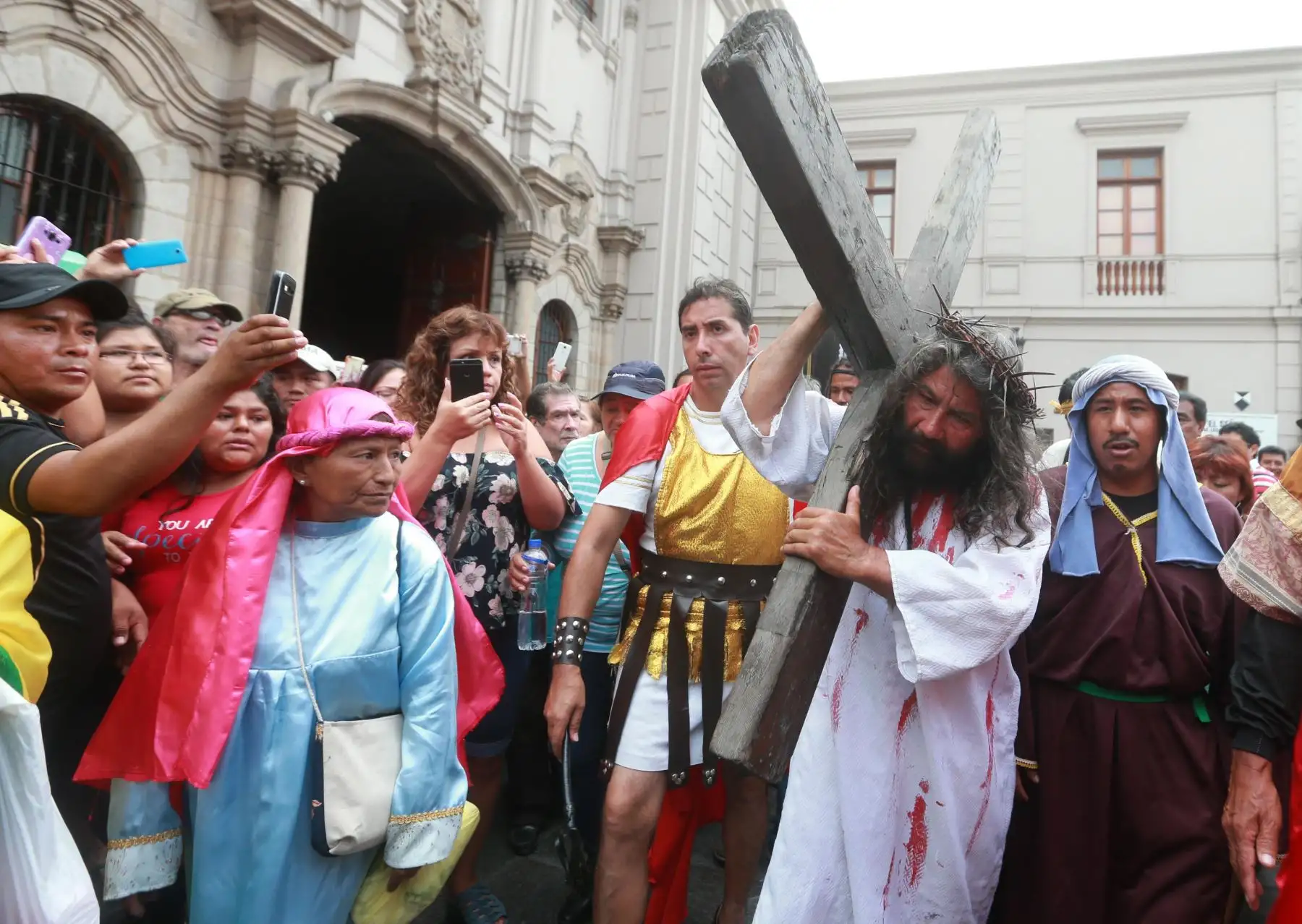 Mario Valencia, también conocido como el Cristo Cholo, representó la pasión y muerte de Jesús por la calles de Lima. Foto: ANDINA/Vidal Tarqui Palomino.