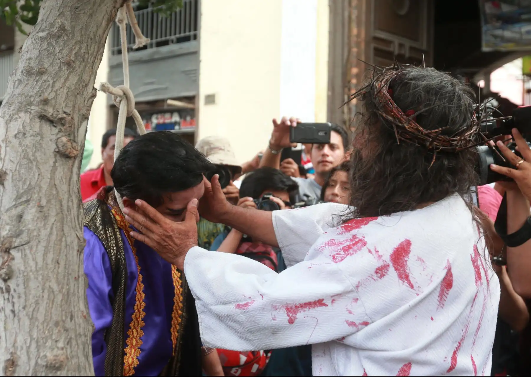 Mario Valencia, también conocido como el Cristo Cholo, representó la pasión y muerte de Jesús por la calles de Lima. Foto: ANDINA/Vidal Tarqui Palomino.