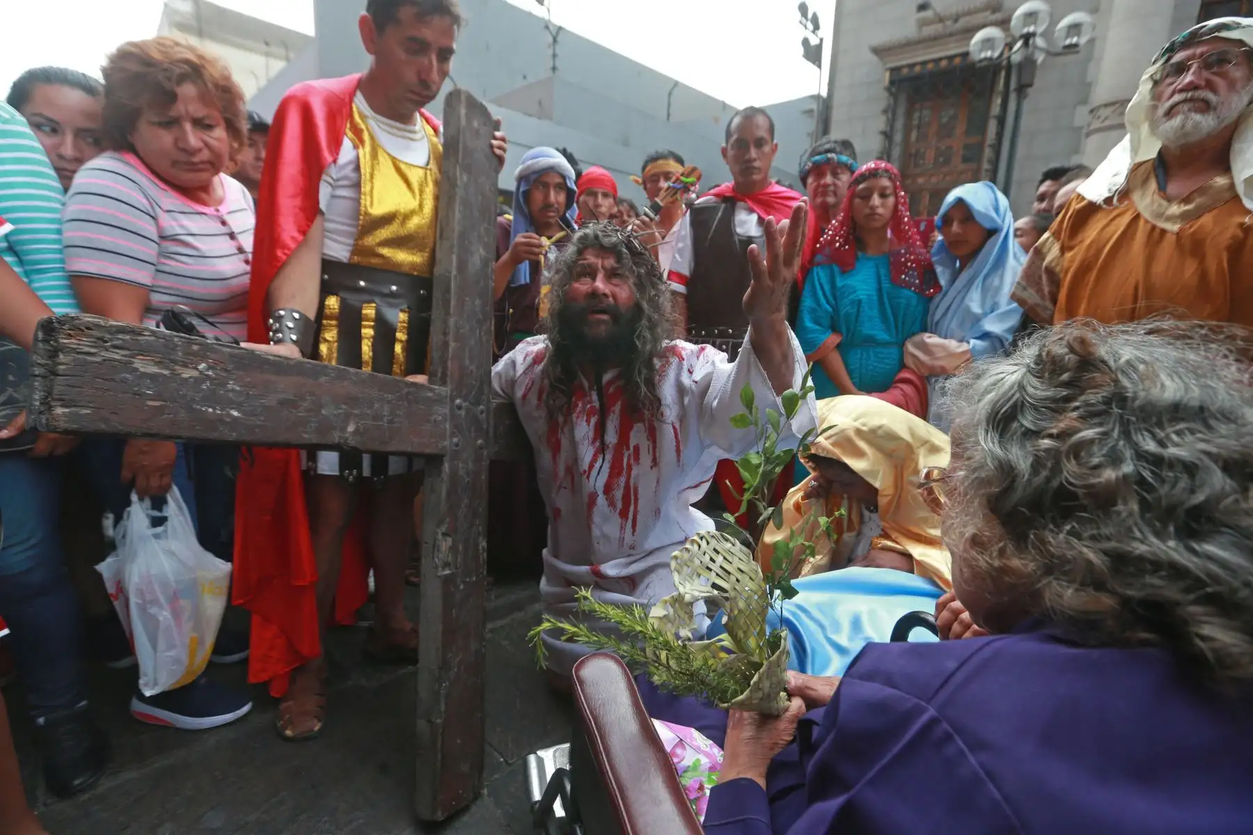 Mario Valencia, también conocido como el Cristo Cholo, representó la pasión y muerte de Jesús por la calles de Lima. Foto: ANDINA/Vidal Tarqui Palomino.