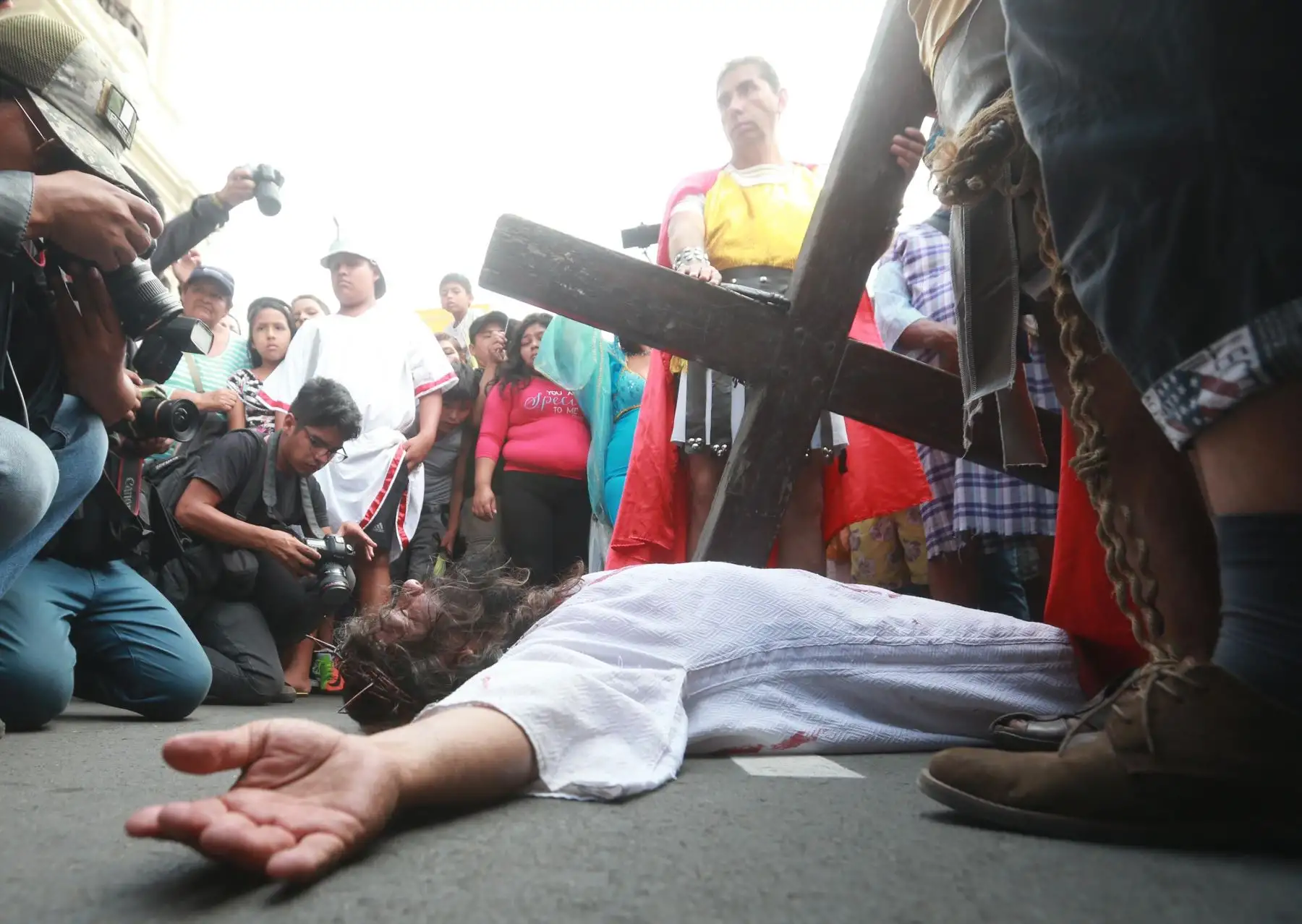 Mario Valencia, también conocido como el Cristo Cholo, representó la pasión y muerte de Jesús por la calles de Lima. Foto: ANDINA/Vidal Tarqui Palomino.