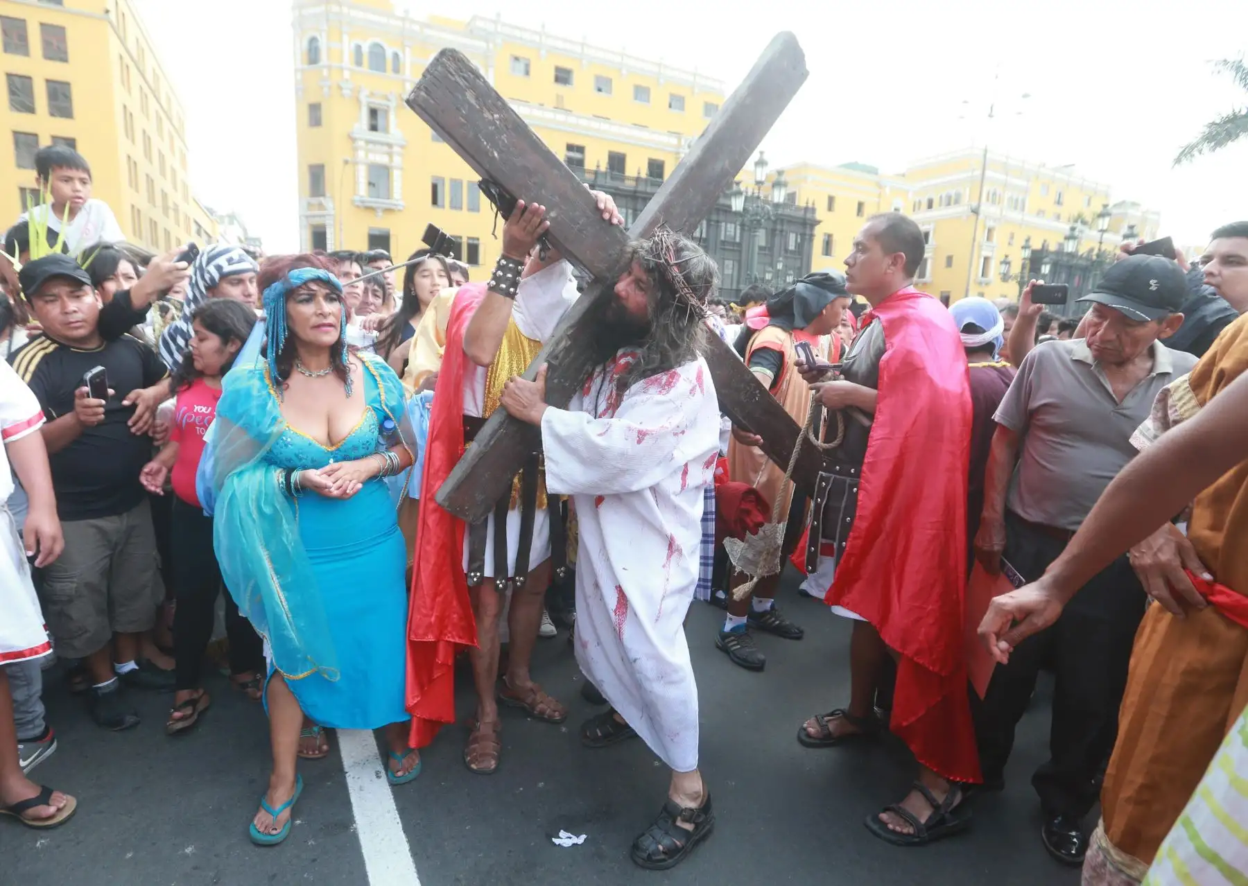 Mario Valencia, también conocido como el Cristo Cholo, representó la pasión y muerte de Jesús por la calles de Lima. Foto: ANDINA/Vidal Tarqui Palomino.
