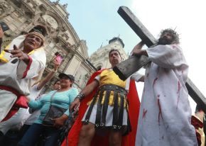 Mario Valencia, conocido como el Cristo Cholo, escenifica el Via Crucis de Jesús. Foto:ANDINA/ Vidal Tarqui Palomino 