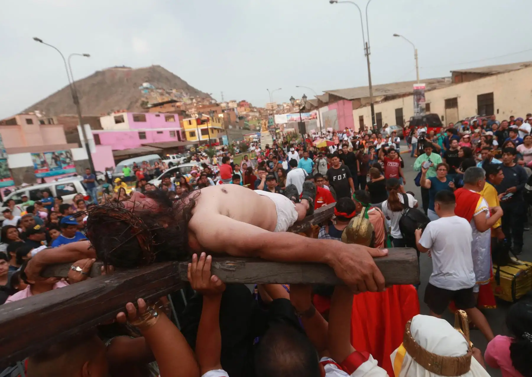 Mario Valencia, también conocido como el Cristo Cholo, representó la pasión y muerte de Jesús por la calles de Lima. Foto: ANDINA/Vidal Tarqui Palomino.