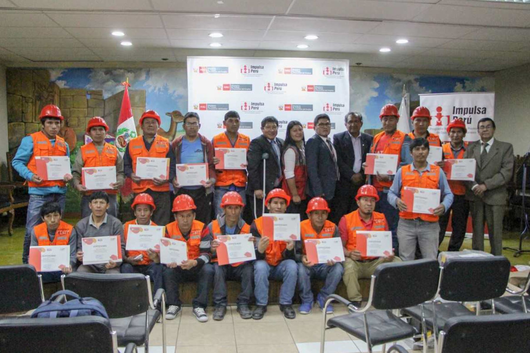 Impulsa Perú capacitó a 20 personas de Ayacucho como operarios de construcción civil y recibieron un certificado de acreditación
