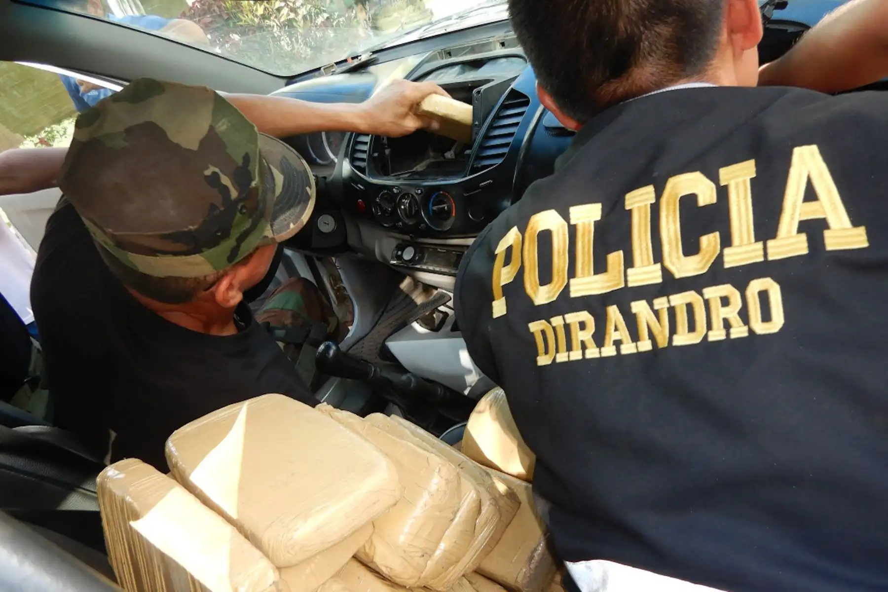 Los integrantes de la División de Maniobras contra el Tráfico Ilícito de Drogas “Los Sinchis de Mazamari” decomisaron más de 115 kilos de cocaína en la comunidad indígena Cubantia, en el distrito Pangoa, región Junín, jurisdicción del Valle de los ríos Apurímac, Ene y Mantaro (Vraem)