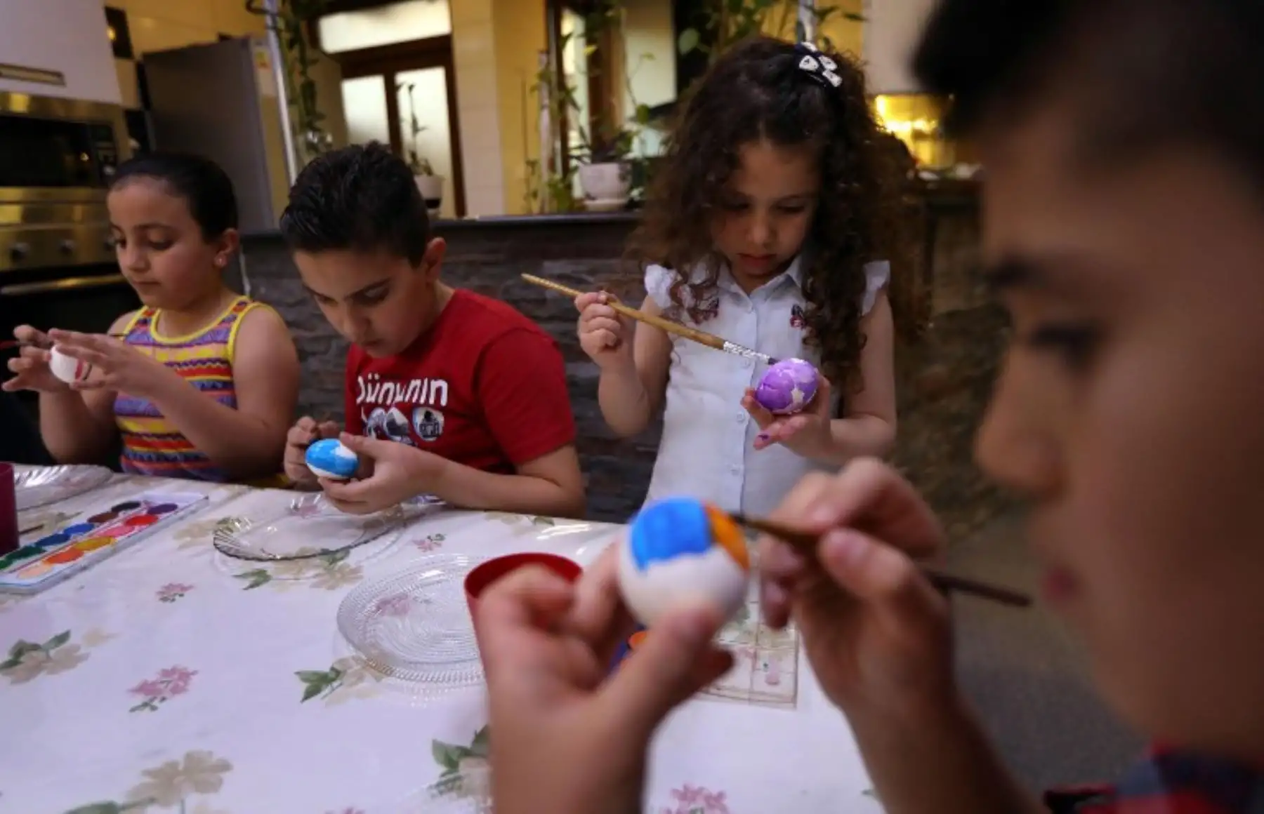 Niños cristianos de Iraq decoran huevos por las celebraciones de Pascua en Iraq.Foto:AFP